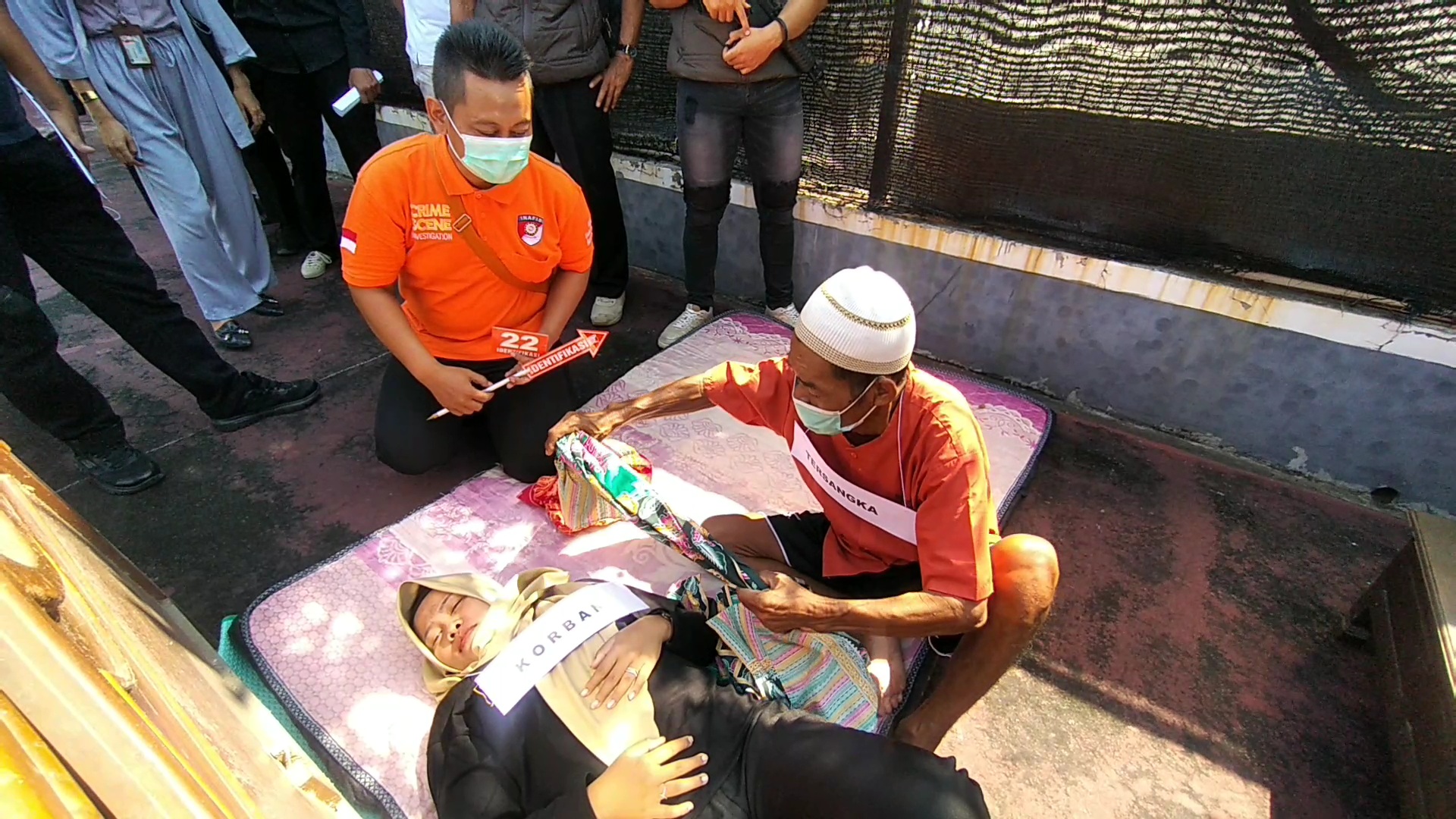 KASUS RAJAPATI: Tesangka Parsi, warga Desa/Kecamatan Bringin, Kabupaten Ngawi dikeler. (ASEP SYAEFUL BACHRI/RADAR MADIUN)