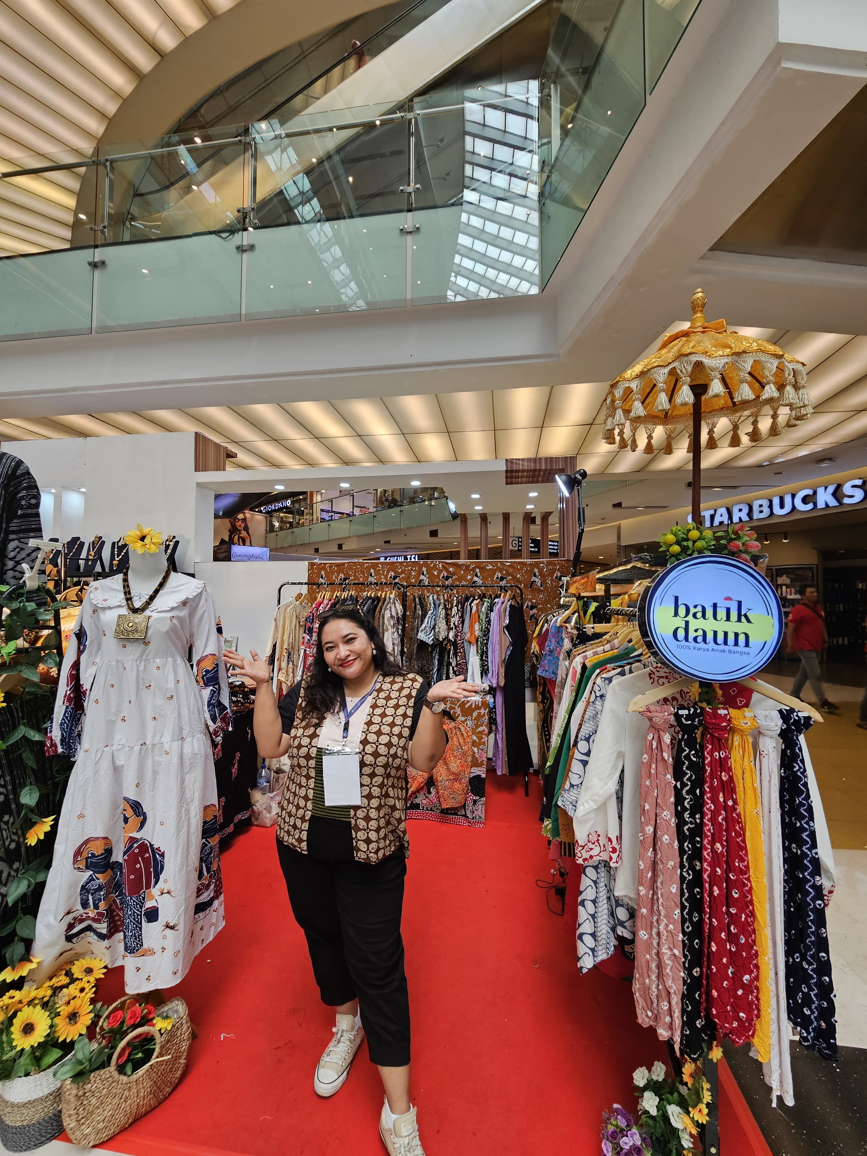 LIKA-LIKU: Diah Ayu Mustikosari merintis Batik Daun sejak usia muda. (DOKUMEN PRIBADI)