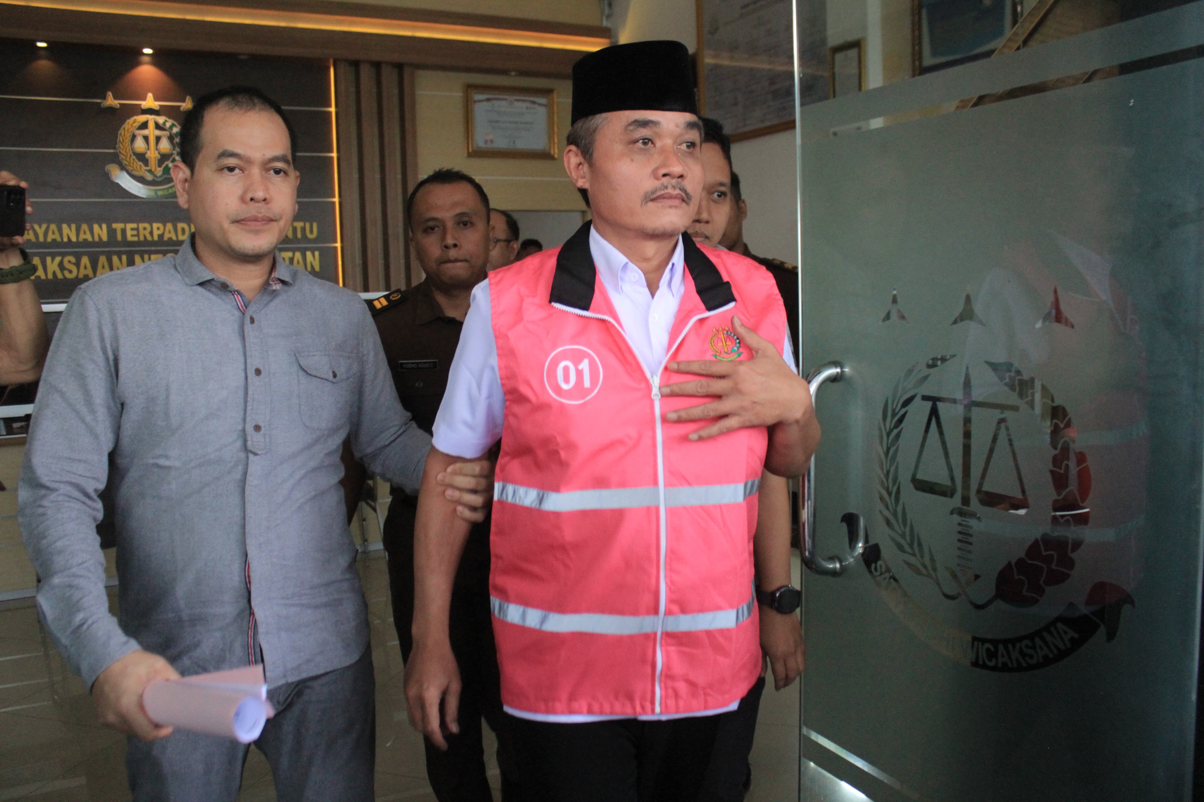 TIPIKOR: Sumadi, Kades Ngariboyo Magetan ditahan Kejaksaan karena korupsi dana desa. (AJI PUTRA/RADAR MAGETAN)