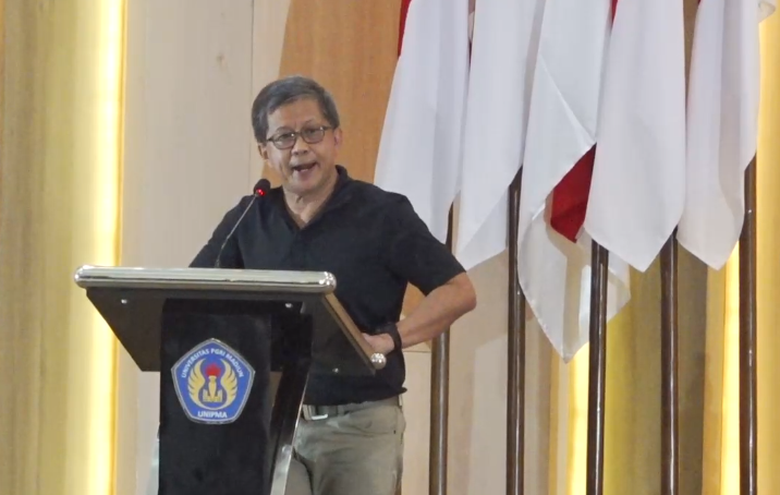 CERAMAH: Rocky Gerung saat mengisi ceramah akademik di Forum Akal Sehat oleh salah satu perguruan tinggi di Madiun, Selasa (7/5). (OKTA NUR/RADAR MADIUN)