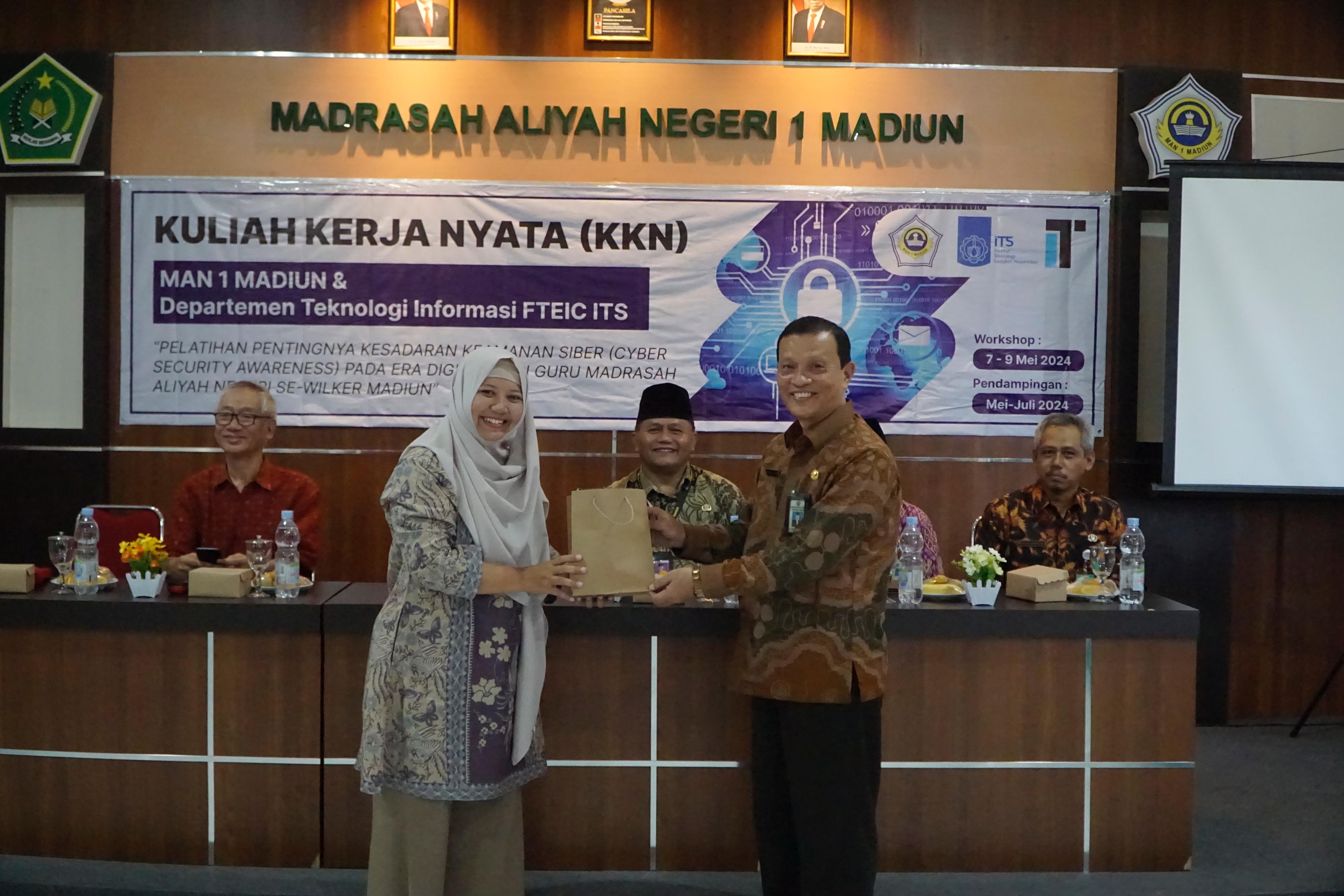 KKN: Ketua Pelaksana KKN Departemen Teknologi Informasi ITS&nbsp;Dr Henning Titi Ciptaningtyas bersama Kepala MAN 1 Madiun Basuki Rachmat, Rabu (8/5). (OKTA NUR/RADAR MADIUN)