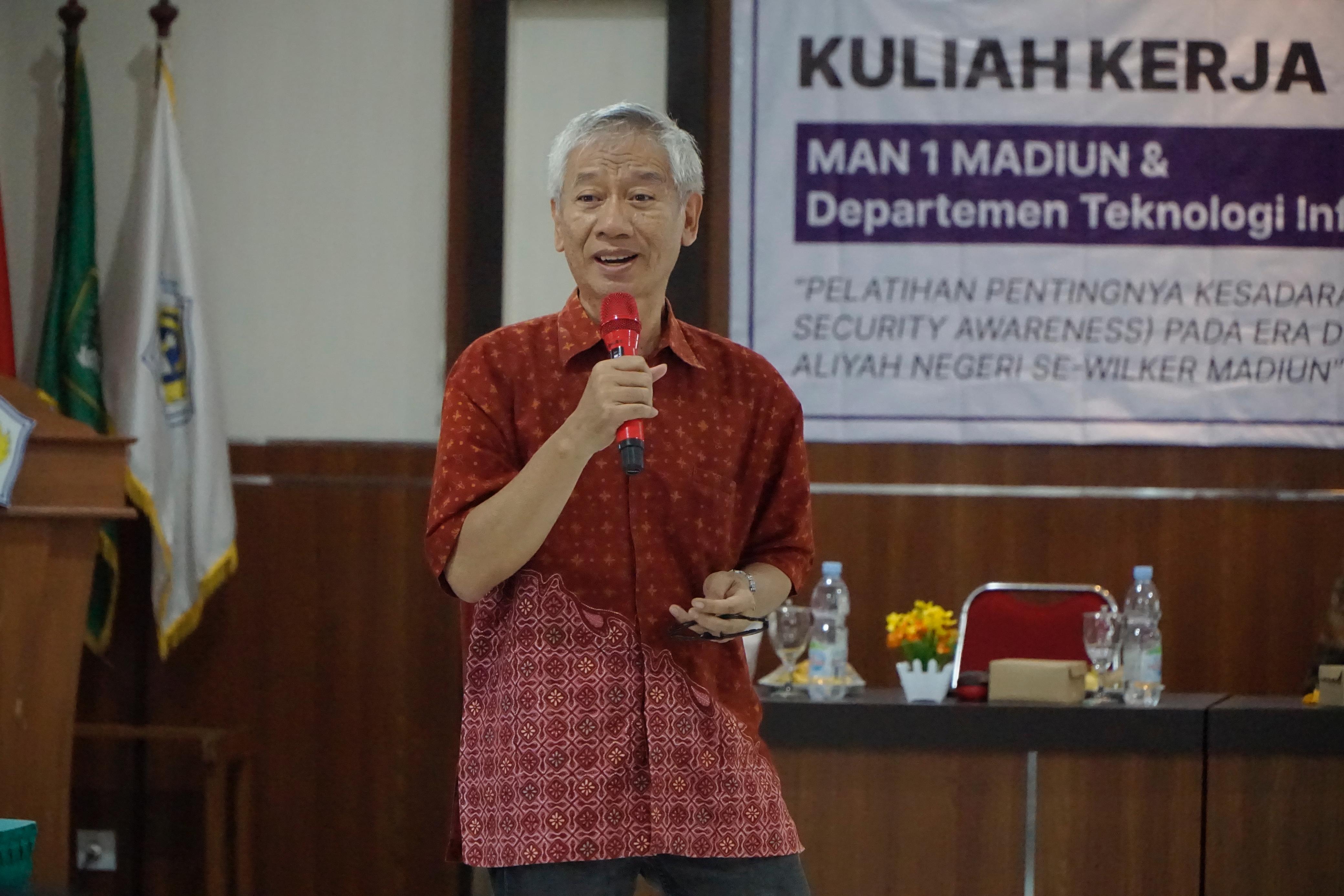 EDUKASI: Para guru, kepala, dan perwakilan 16 MAN di Madiun diberi edukasi mengenai kesadaran keamanan siber. (OKTA NUR/RADAR MADIUN)