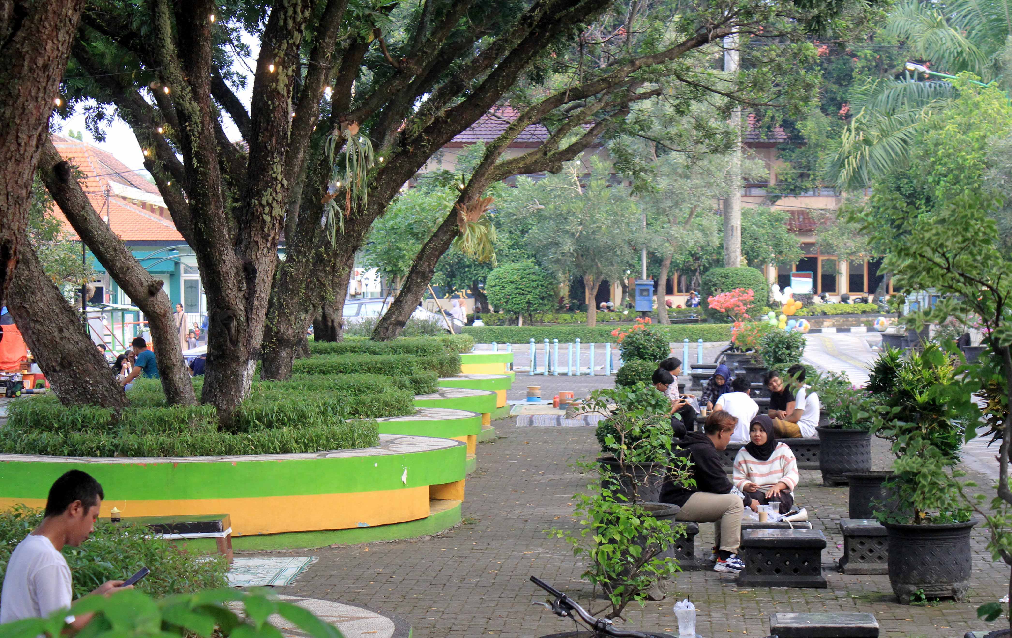 HATI-HATI: Fasilitas umum seperti Alun-Alun Magetan rawan menjadi tempat berkumpulnya gelandangan dan pengemis. (AJI PUTRA/RADAR MAGETAN)