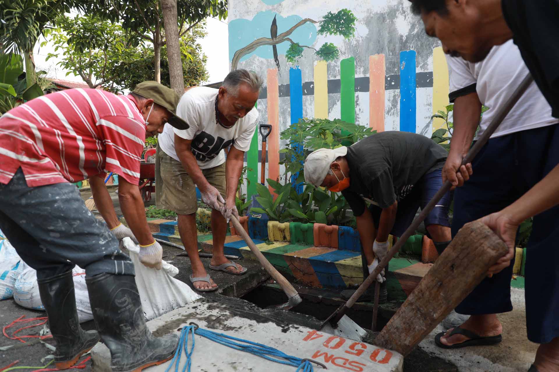 SWADAYA: Warga Kelurahan Kanigoro, Kartoharjo, menggelar bersih-bersih di lingkungan Jalan Wanodya Bhakti. (DISKOMINFO FOR JAWA POS RADAR MADIUN)