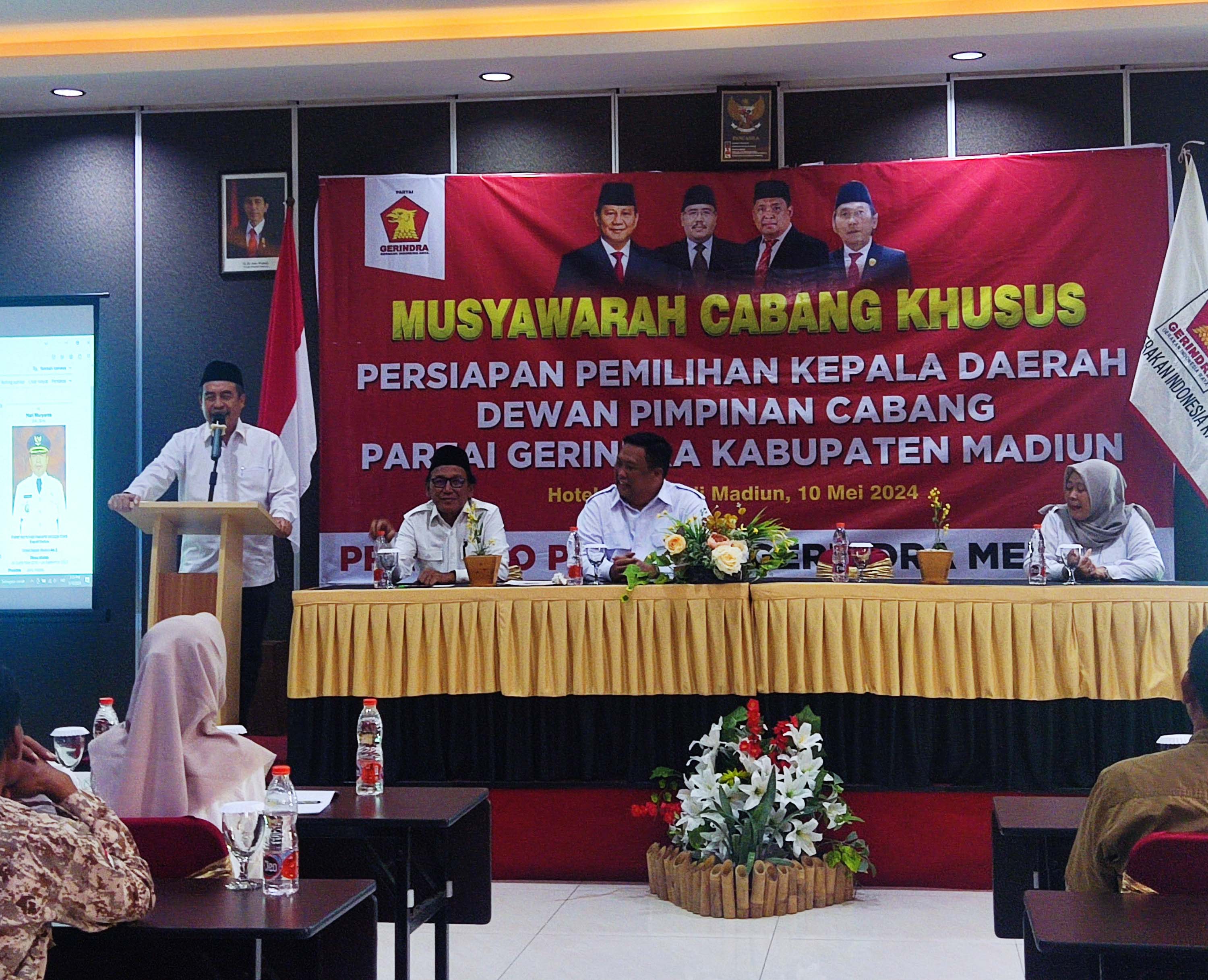 LEBIH DEKAT: Ketua DPC Gerindra Kabupaten Madiun Rio Wing Dinaryhadi bersama pengurus dan kader memberikan dukungan kepada Hari Wur dalam acara musyawarah di Hotel Setia Budi, Kota Madiun, kemarin.