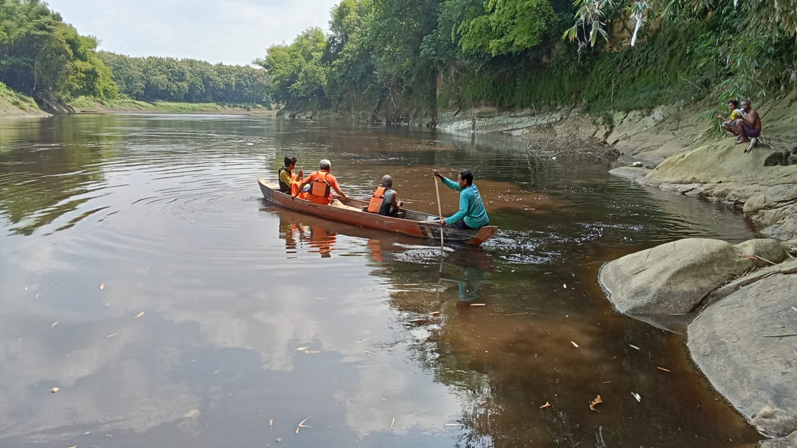 SELAMAT: Seorang perempuan korban tenggelam di Sungai Bengawan Solo, Desa/Kecamatan Mantingan berhasil diselamatkan. (SAR LPJ UNTUK RADAR NGAWI)