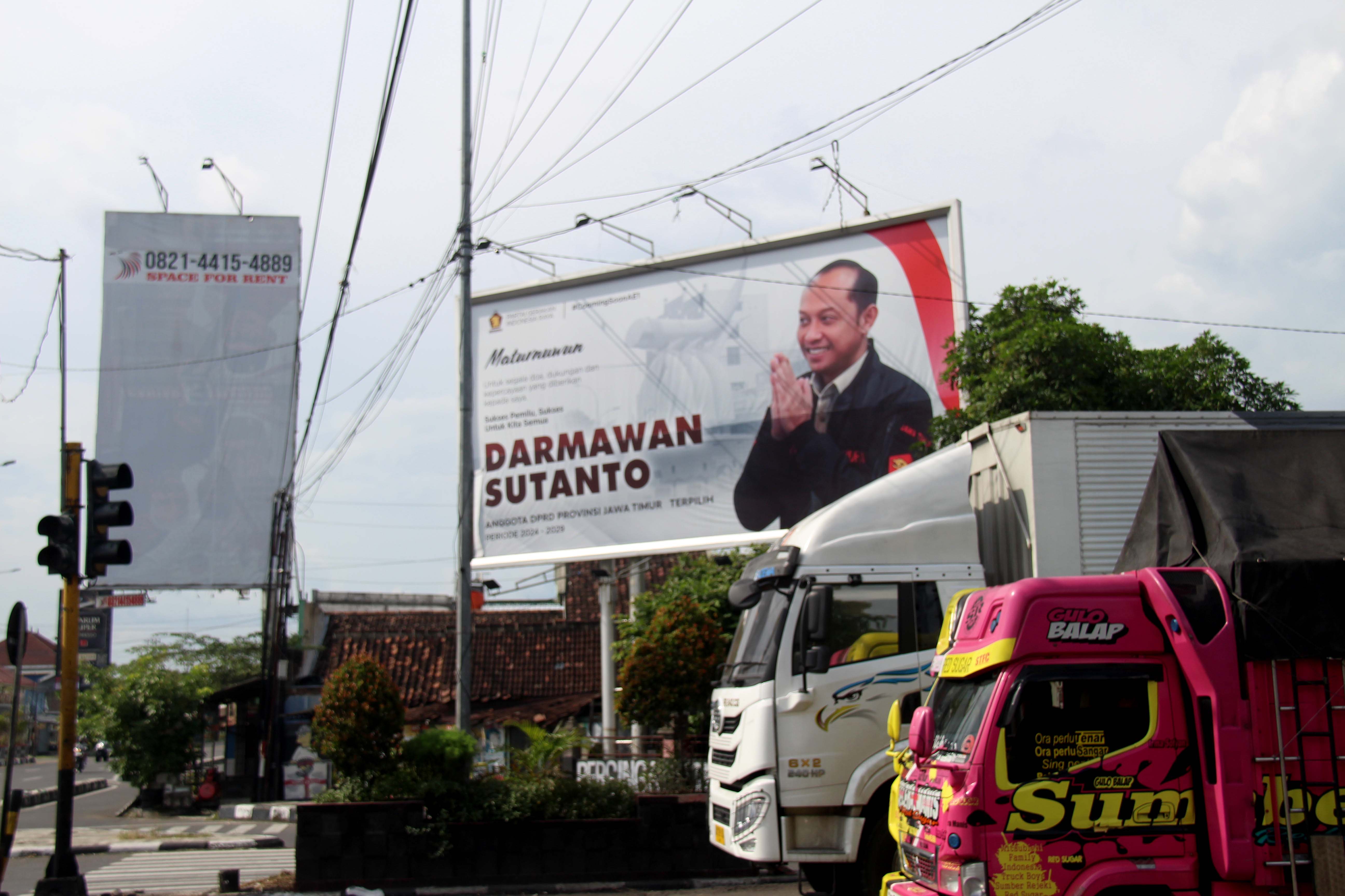 CALEG TERPILIH: Baliho caleg DPRD Jawa Timur yang berpotensi maju Pilkada 2024 Ngawi. (ASEP SYAEFUL BACHRI/JAWA POS RADAR NGAWI)