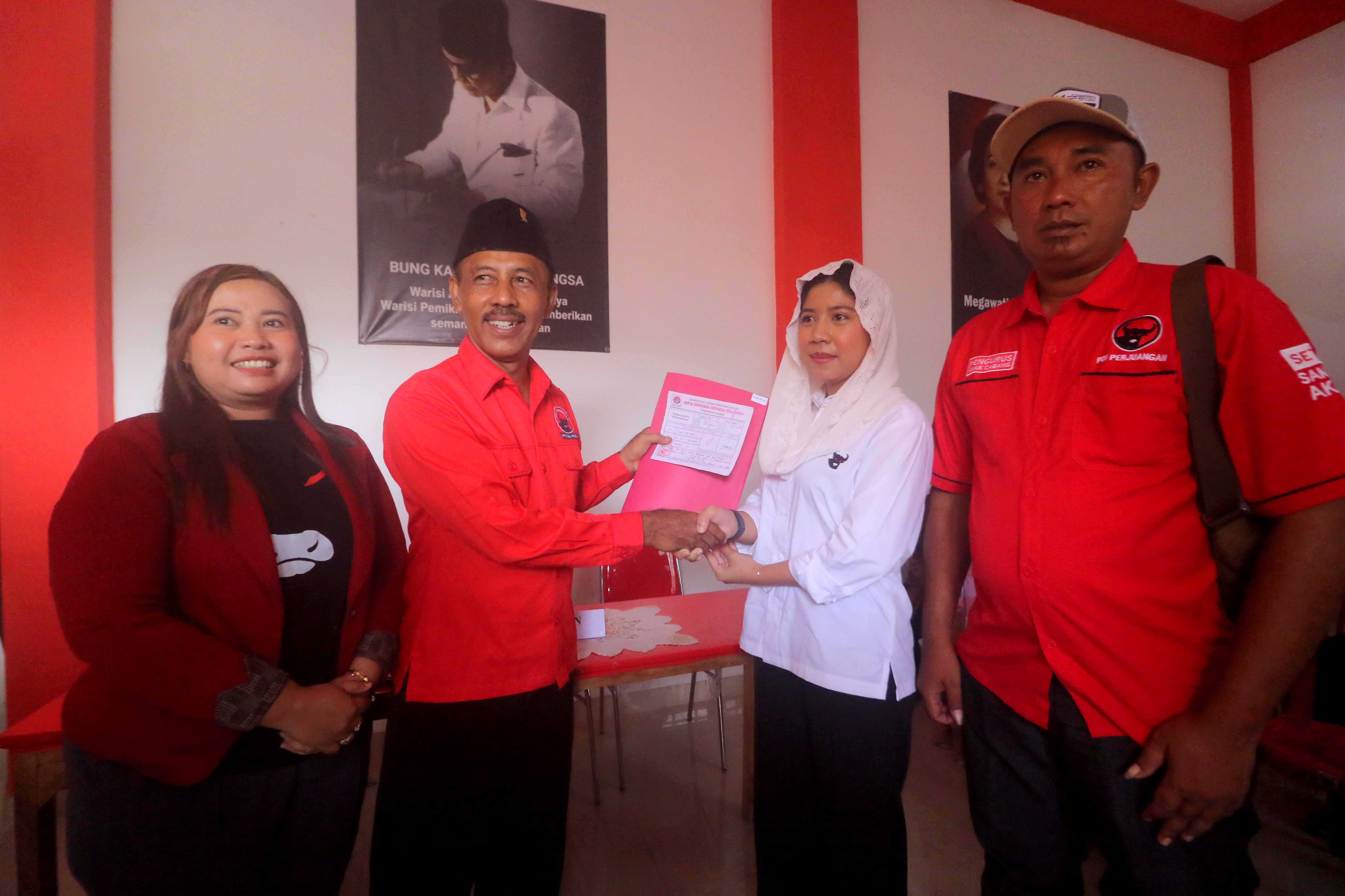 DAFTAR: Ghina Rabbani Wasisto mendatangi kantor DPC PDIP Kabupaten Madiun untuk mendaftar sebagai bacawabup Kabupaten Madiun. (BAGUS RAHADI/JAWA POS RADAR CARUBAN)