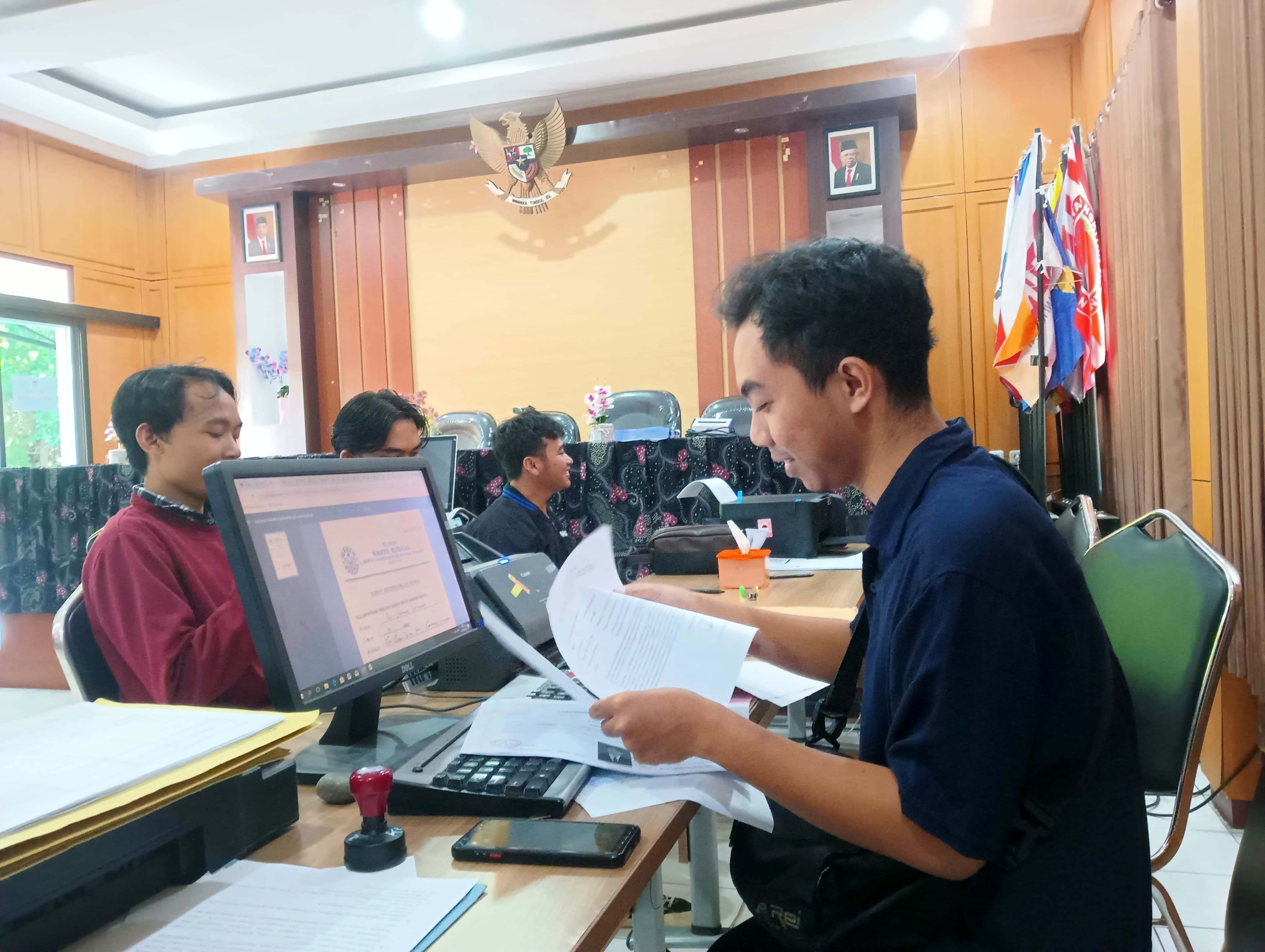 REKRUTMEN: Sejumlah warga mendaftarkan diri sebagai calon anggota PPS untuk pilkada 2024 di kantor KPU Kota Madiun kemarin (10/5). (ERLITA HERMININGSIH/RADAR MADIUN