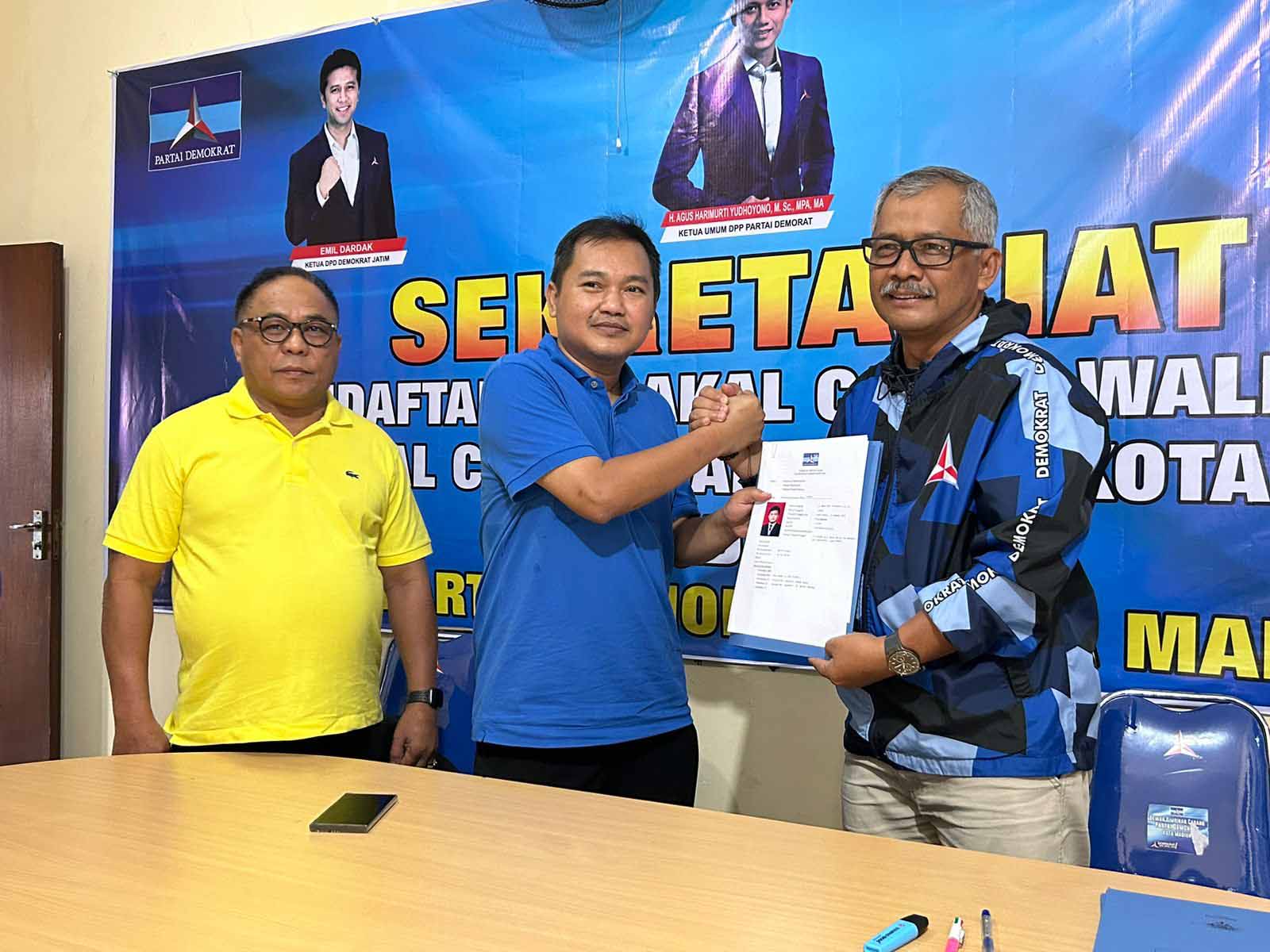 PENJARINGAN CALON: Ketua DPD Golkar Kota Madiun Bagus Rizki Dinarwan mendaftarkan diri sebagai bacawawali lewat Demokrat, Kamis (9/5). (GOLKAR UNTUK RADAR MADIUN)