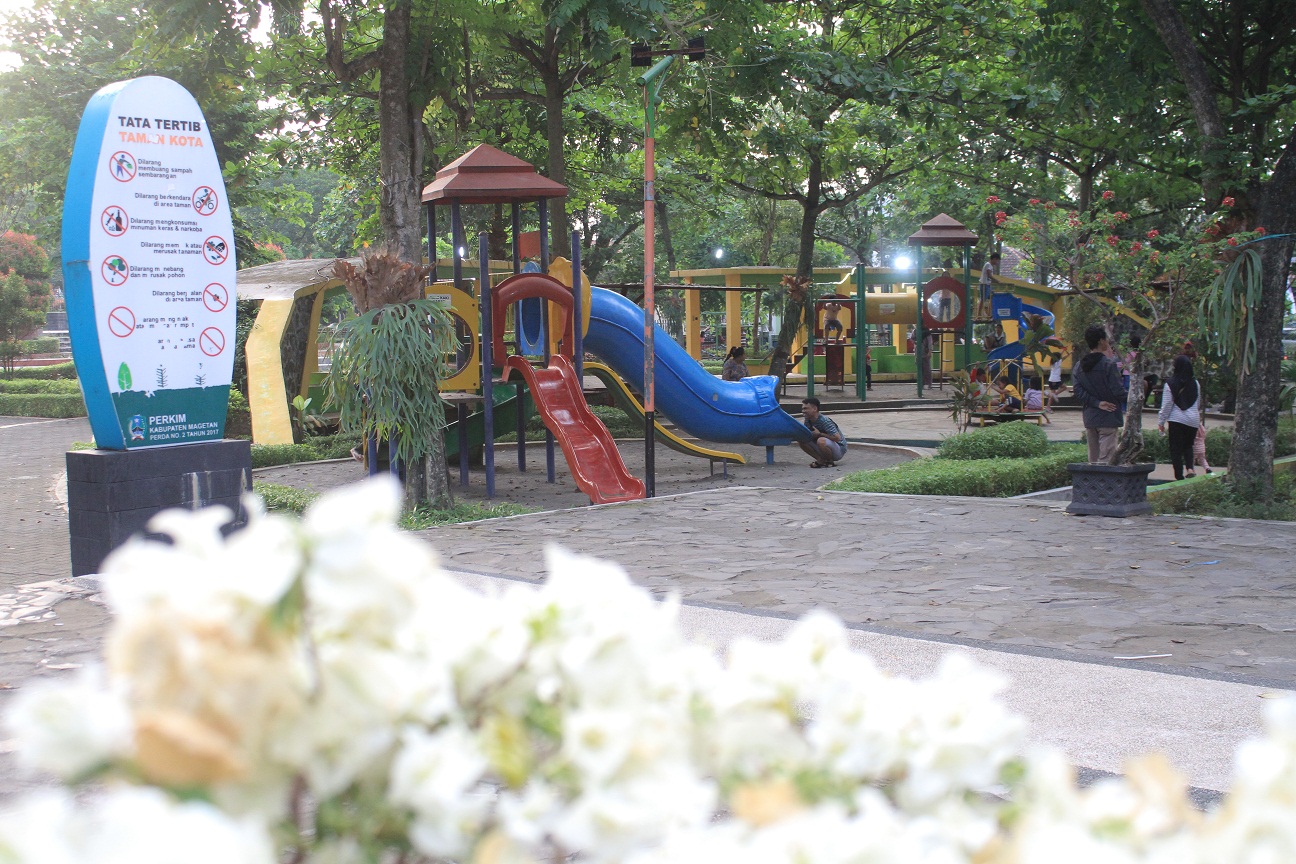 NGANGGU KETERTIBAN: Alun-alun Magetan dadi salah siji panggonan praktek gelandangan lan pengemis. (AJI PUTRA/RADAR MADIUN)