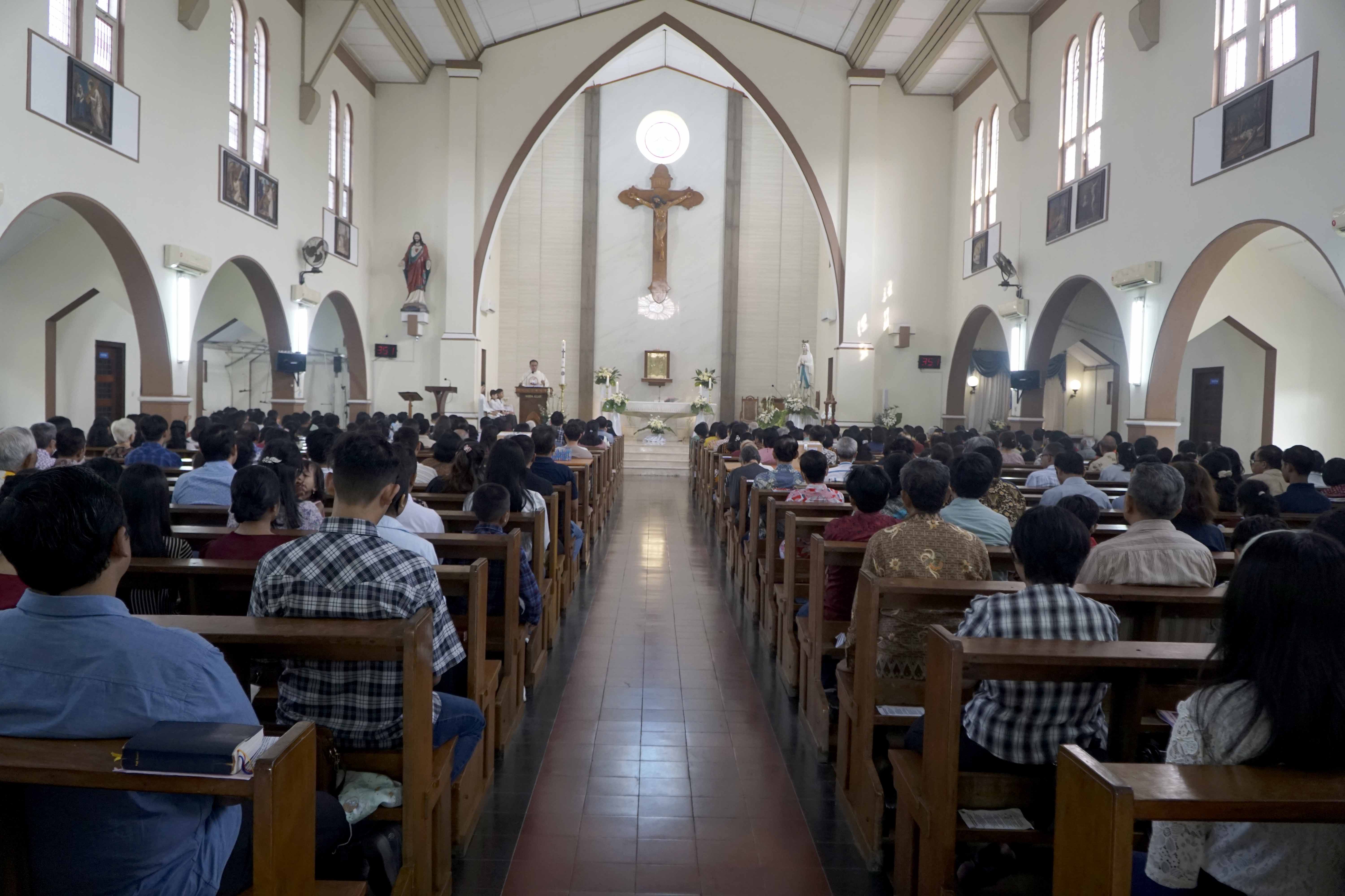 IBADAH: Suasana misa kenaikan Isa Almasih di Gereja Santo Cornelius, Madiun. (OKTA NUR WAHYU PRATAMA/JAWA POS RADAR MADIUN)