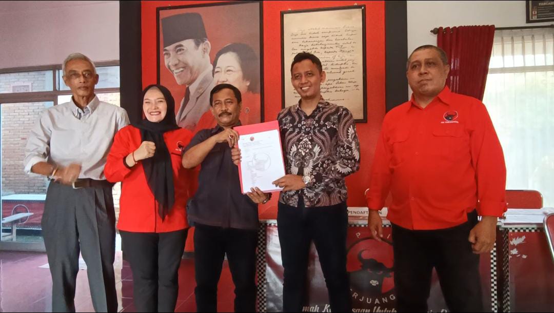 BERKAS: Widodo Ponco Putro (tengah) ditugasi Maidi untuk mengambil formulir bacawali di PDIP kemarin (10/5). (ANGGIYAN BAYU/RADAR MADIUN)