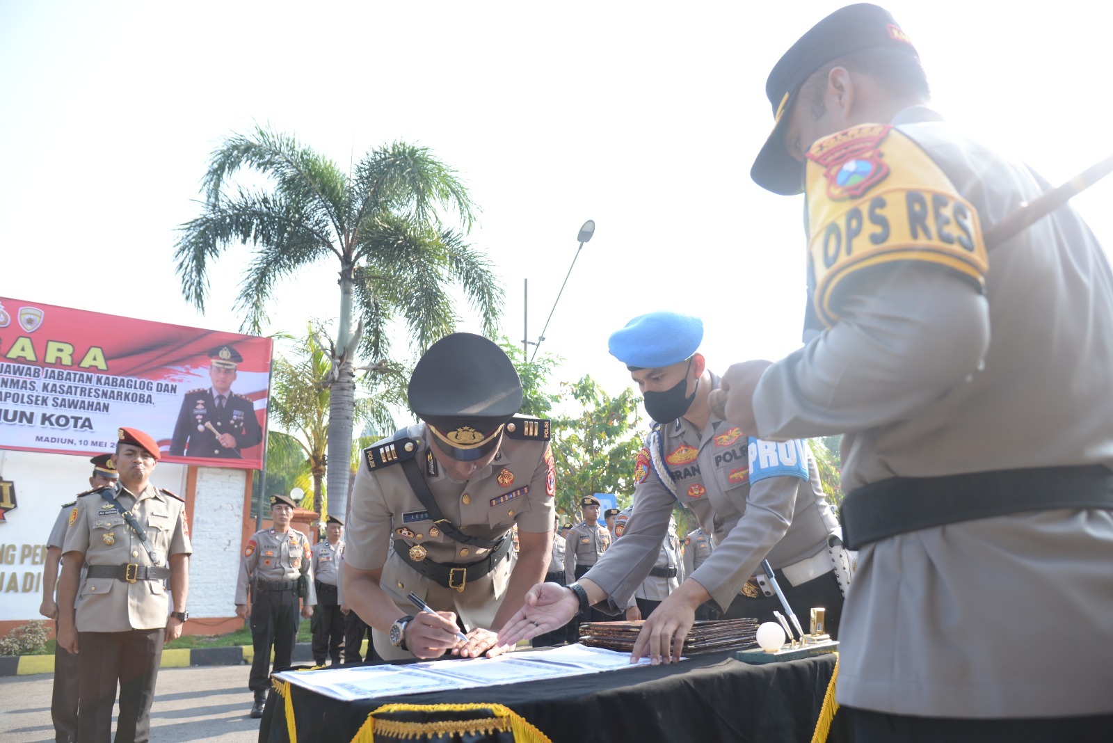 PENYEGARAN: Prosesi serah terima jabatan pejabat utama digelar di Mapolres Madiun Kota, Jumat (10/5) lalu. (HUMAS POLRES MADIUN KOTA UNTUK JAWA POS RADAR MADIUN)