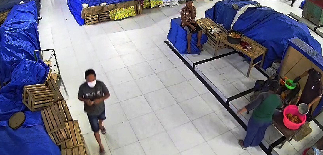 MALING PASAR: Wong lanang diduga pelaku pencurian karekam CCTV Pasar Besar Ngawi. (ASEP SYAEFUL BACHRI/RADAR MADIUN)