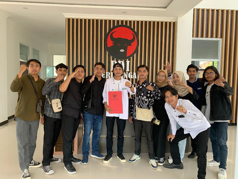 BELUM PASTI: Muhamad Tonis Dzrikrullah, aktivis GMNI Pacitan, mengambil formulir pendaftaran balon&nbsp;kepala daerah di DPC PDIP Pacitan, Senin (13/5). (NUR CAHYONO/RADAR PACITAN)
