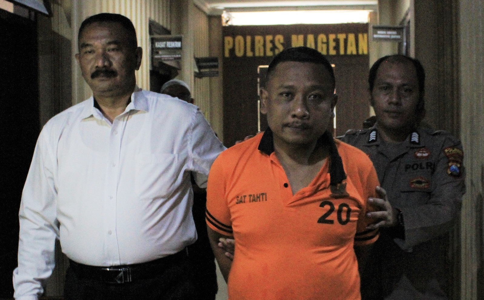 KOMPLOTAN: Pulisi nyekel Sugiyanto, warga Boyolali, tersangka kasus curat ganjel ATM neng Magetan. (AJI PUTRA/RADAR MADIUN)