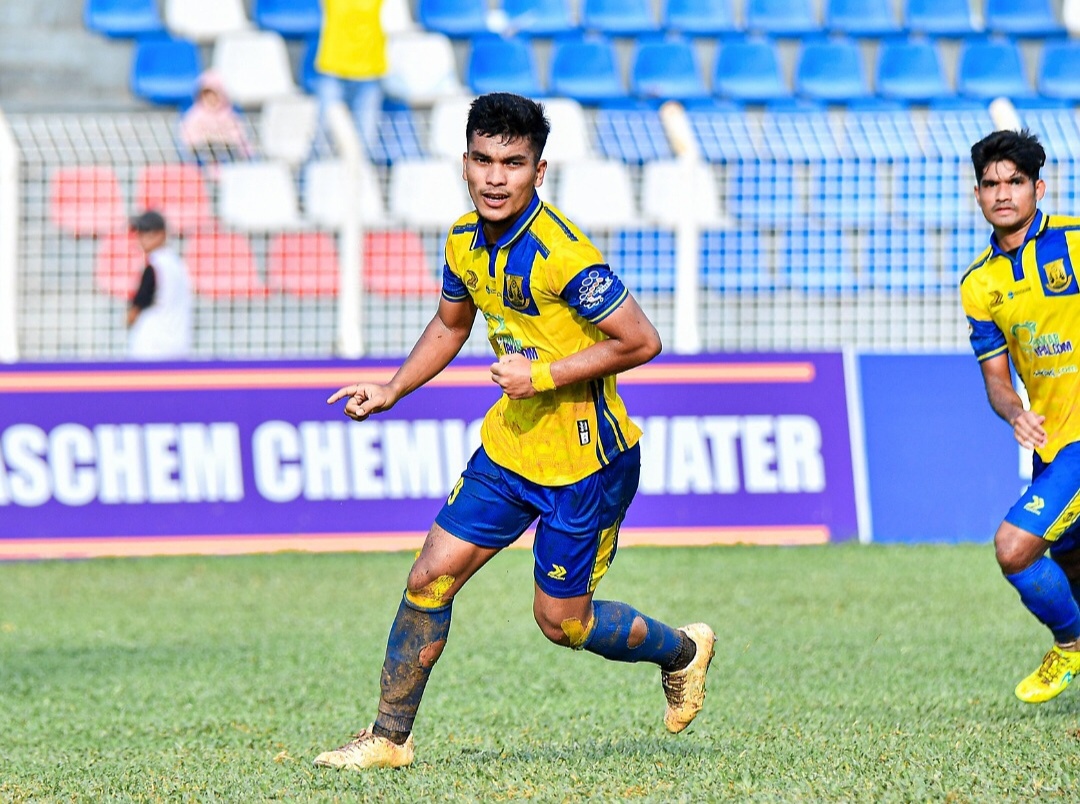 Selebrasi Luthfi usai mencetak gol.