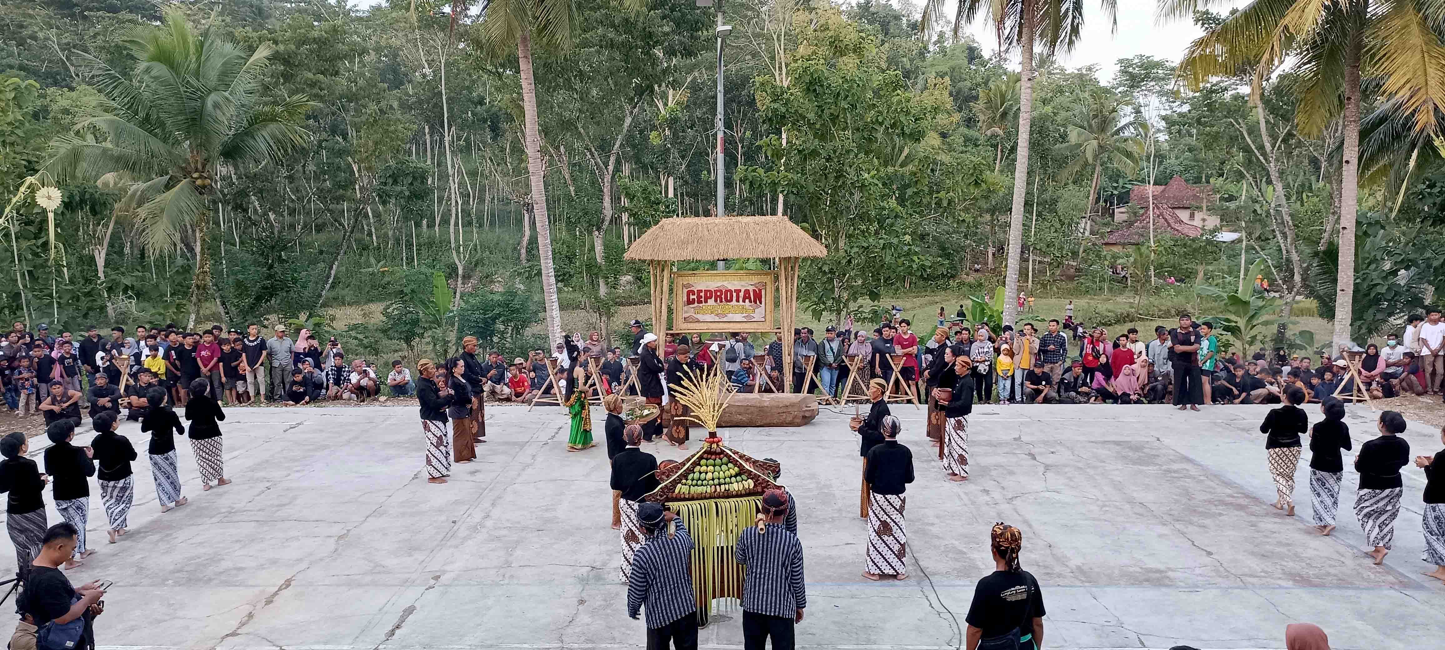 TETAP ANTUSIAS: Upacara adat Ceprotan kembali digelar di Desa Sekar, Donorojo, Pacitan, Senin (13/5). (NUR CAHYONO/RADAR PACITAN)