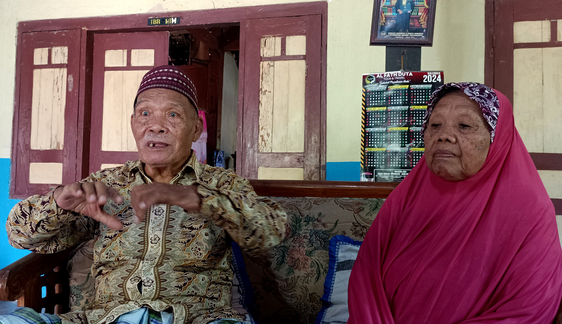 MASIH ETHES: Ibrahim dan istrinya Siti Sofanah pasangan lansia ini termasuk dalam rombongan CJH Pacitan yang berangkat, Senin (13/5). (NUR CAHYONO/RADAR PACITAN)