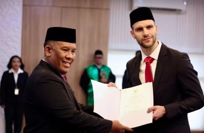 Kiper milik klub Major League Soccer (MLS) Amerika Serikat FC Dallas Maarten Paes saat menjalani pengambilan sumpah menjadi WNI di Kanwil Kemenkumham DKI Jakarta, Selasa, (30/4). (PSSI/Antara)