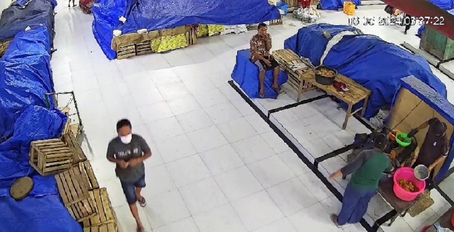 MALING: CCTV Pasar Besar Ngawi merekam aksi pencurian yang diduga dilakukan pasangan kekasih.
