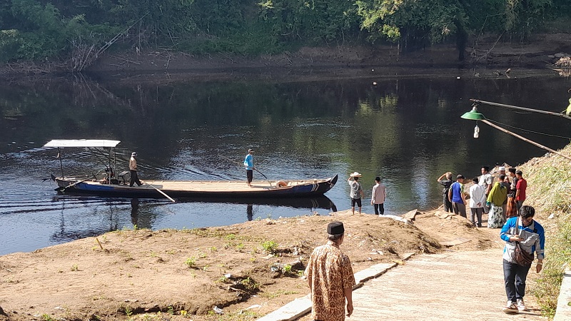 BERHENTI BEROPERASI: Perahu kayu yang biasa digunakan warga dua desa di Kecamatan Widodaren dan Karanganyar untuk melintasi aliran Bengawan Solo.