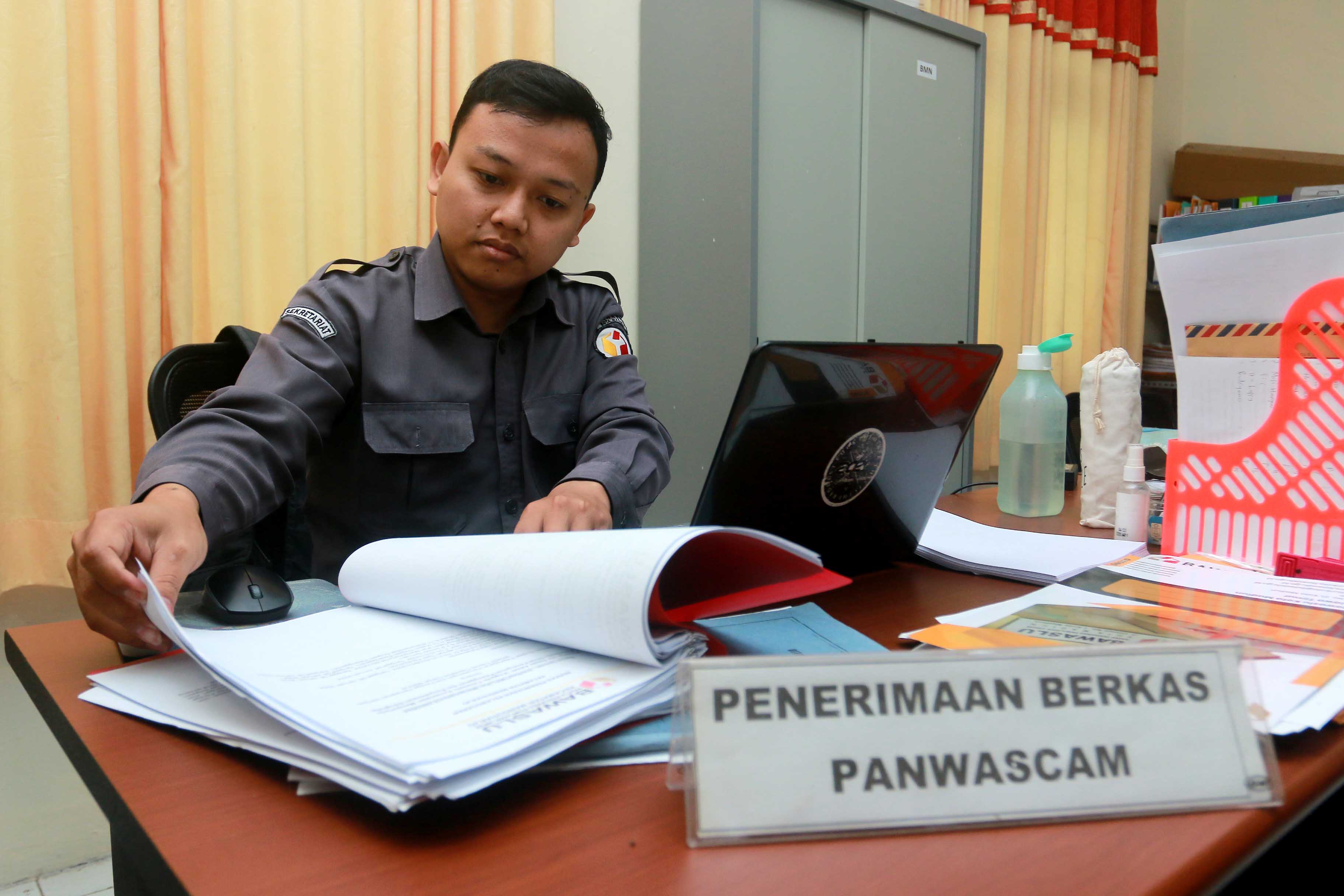 CEK ADMINISTRASI: Petugas Bawaslu Kota Madiun saat memeriksa berkas peserta seleksi panwascam baru kemarin (15/5). (BAGAS BIMANTARA/RADAR MADIUN)