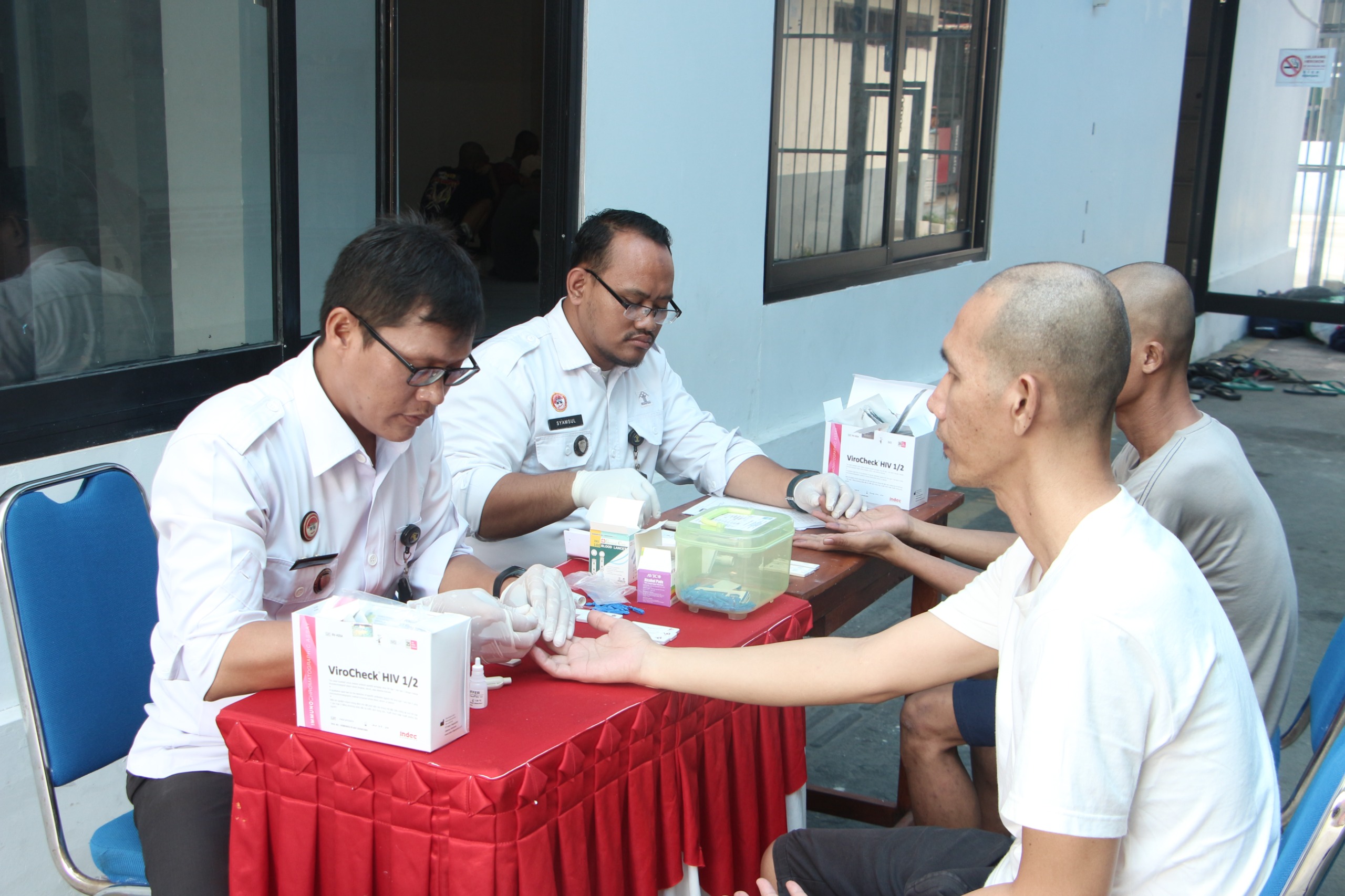 SKRINING: Para narapidana Lapas Kelas I Madiun layaran dari Rutan Medaeng menjalani tes TB-HIV, Rabu (15/5). (ISTIMEWA)