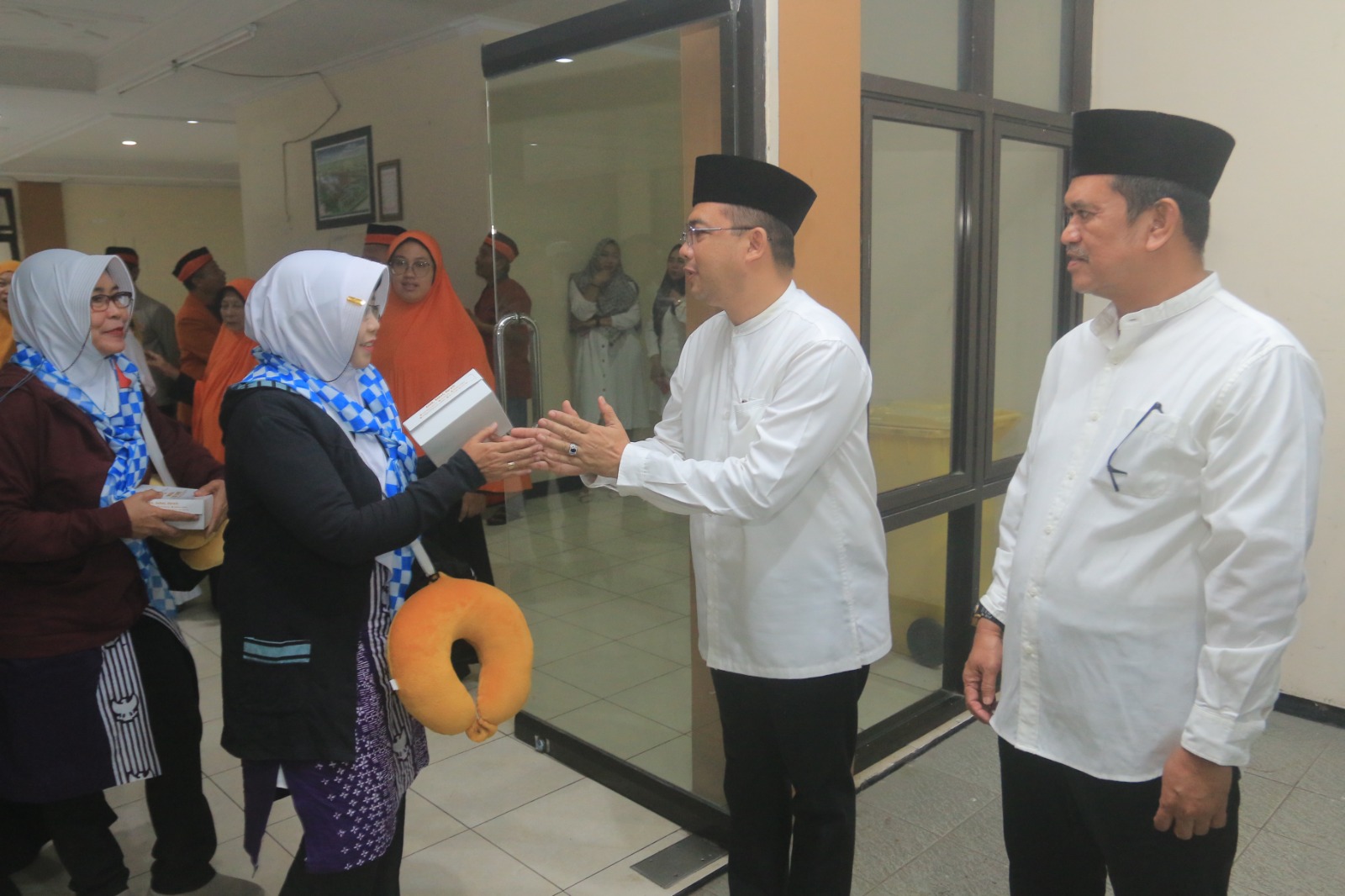 TAMU ALLAH: Suasana haru ketika pelepasan calon jemaah haji dari Kota Madiun di Asrama Haji&nbsp;Rabu (15/5) dini hari. (FOTO-FOTO: BAGAS BIMANTARA/JAWA POS RADAR MADIUN)