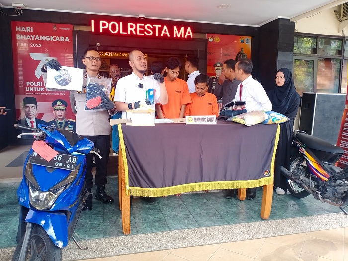 TERUNGKAP : Polresta Malang menunjukkan barang bukti yang berhasil diamankan dari ungkap kasus dugaan pembunuhan mahasiswi Universitas Negeri Malang asal Ngawi, Senin (13/5) lalu.
