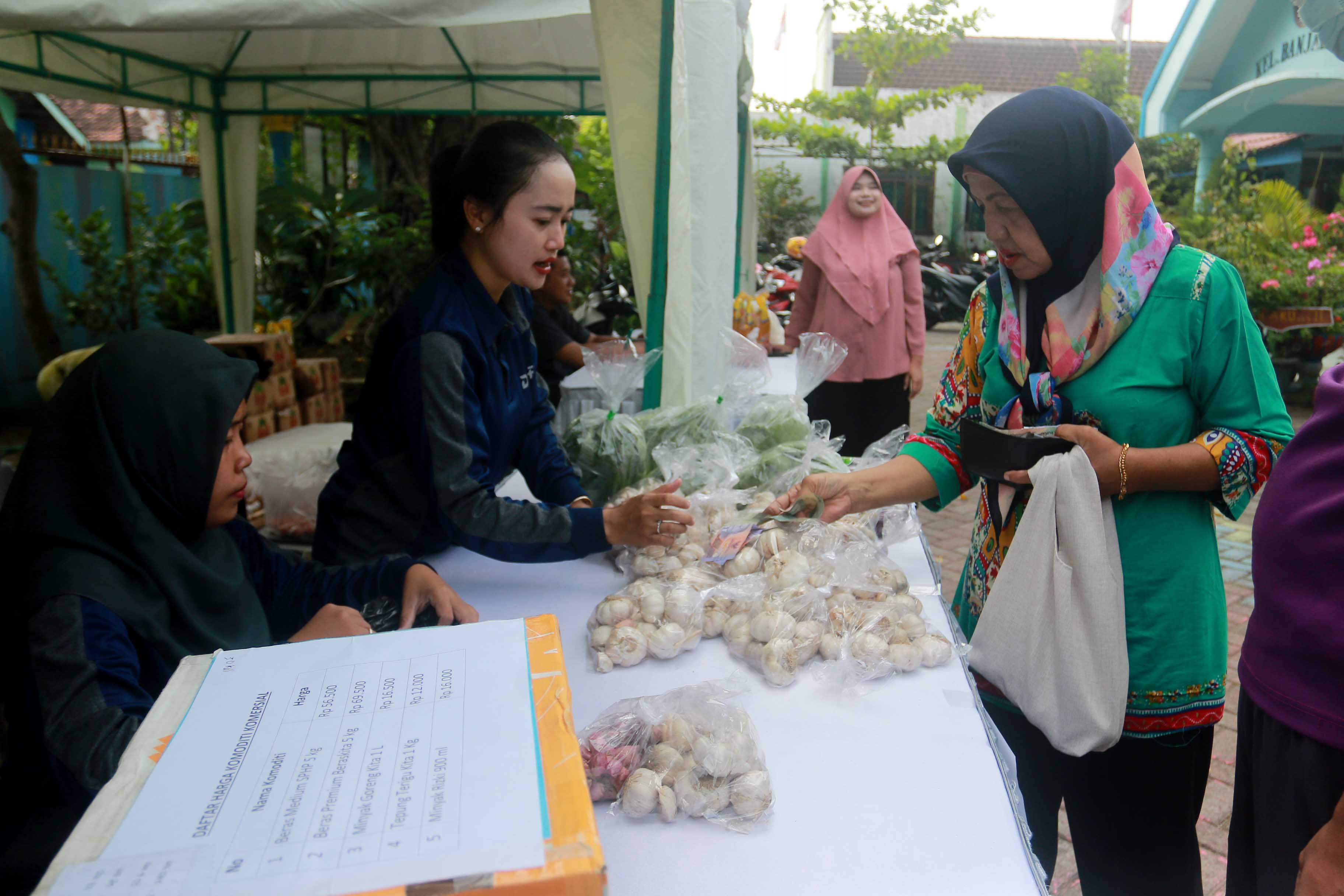 TERJANGKAU: DKPP bersama dengan pihak Kelurahan Banjarejo menggelar gerakan pangan murah di halaman kantor kelurahan setempat kemarin (15/5). (BAGAS BIMANTARA/JAWA POS RADAR MADIUN)