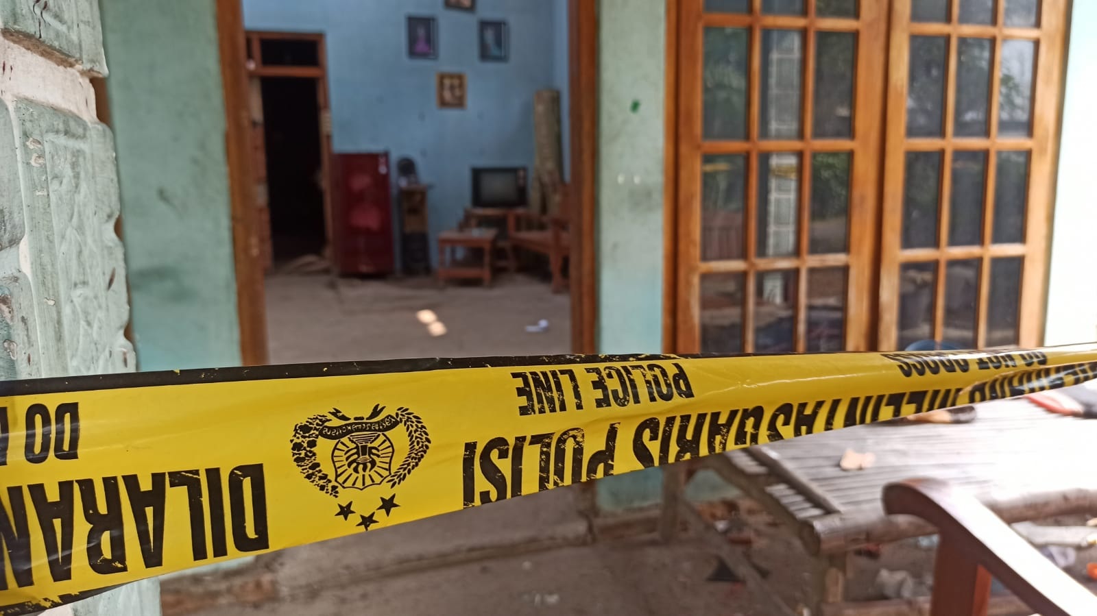 LOKASI KEJADIAN : Garis polisi masih terpasang di rumah kosong milik Lasiyem di Desa Blembeng, Jambon, Ponorogo, pasca insiden ledakan mercon untuk balon udara.