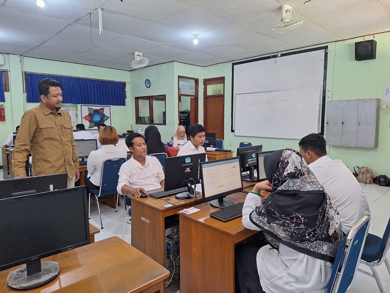 TEGANG: Sejumlah peserta seleksi panwascam mengerjakan ujian tertulis berbasis komputer atau CAT di SMKN 01 Ngawi, Selasa (14/5).