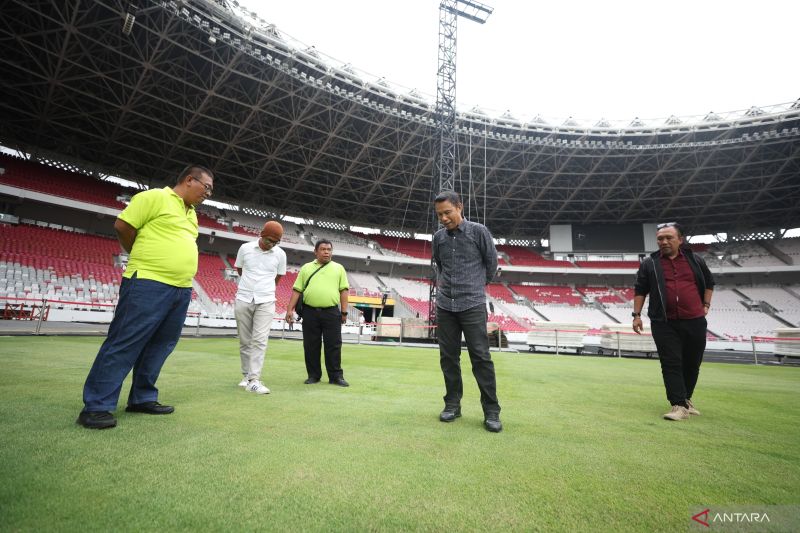 CEK RUMPUT: Sekjen PSSI dan jajaran meninjau kondisi rumput lapangan SUGBK, jelang laga Indonesia vs Irak dan konser NCT Dream. (ANTARA)