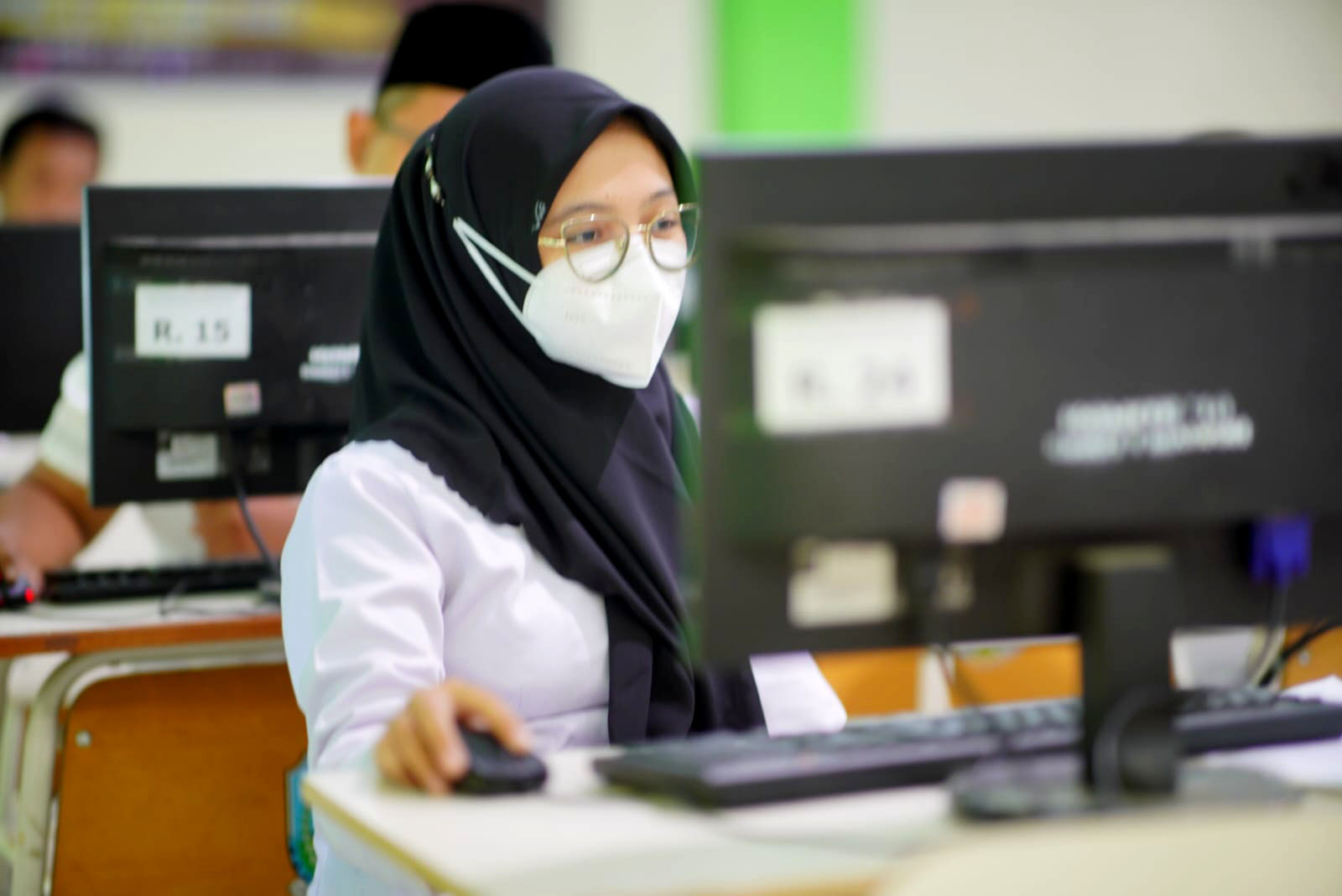 AD HOC: Peserta mengikuti tes berbasis komputer alias CAT untuk seleksi calon anggota PPS di SMKN 1 Kota Madiun kemarin (16/5). (WS HENDRO DISKOMINFO UNTUK RADAR MADIUN)