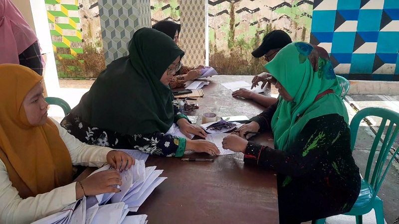 AMBIL ID CARD: Calon jamaah haji Ngawi mulai persiapan untuk berangkat haji kemarin (15/5).