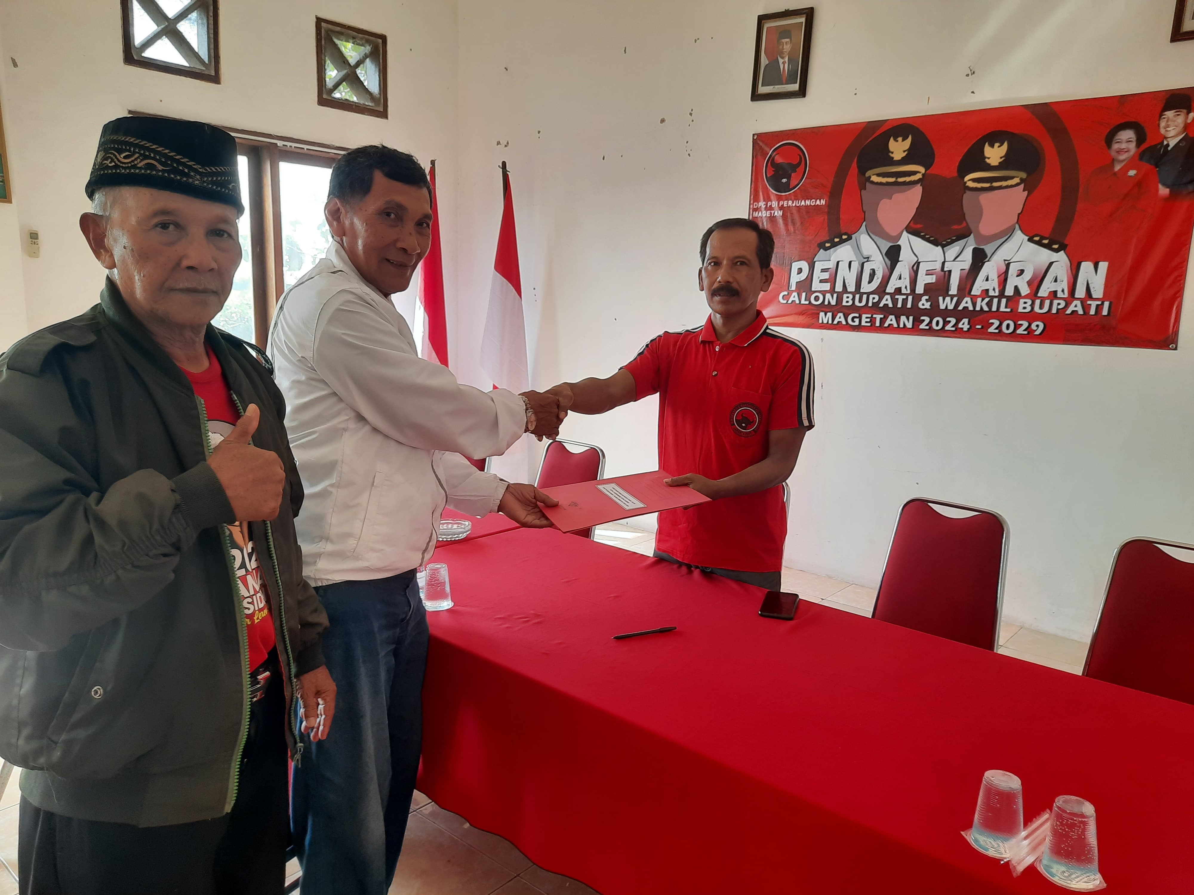 NIAT NYALON: Purbo Jati mengambil formulir pendaftaran bakal calon bakal wakil bupati di kantor DPC PDIP Magetan, beberapa waktu lalu.&nbsp;(ISTIMEWA)