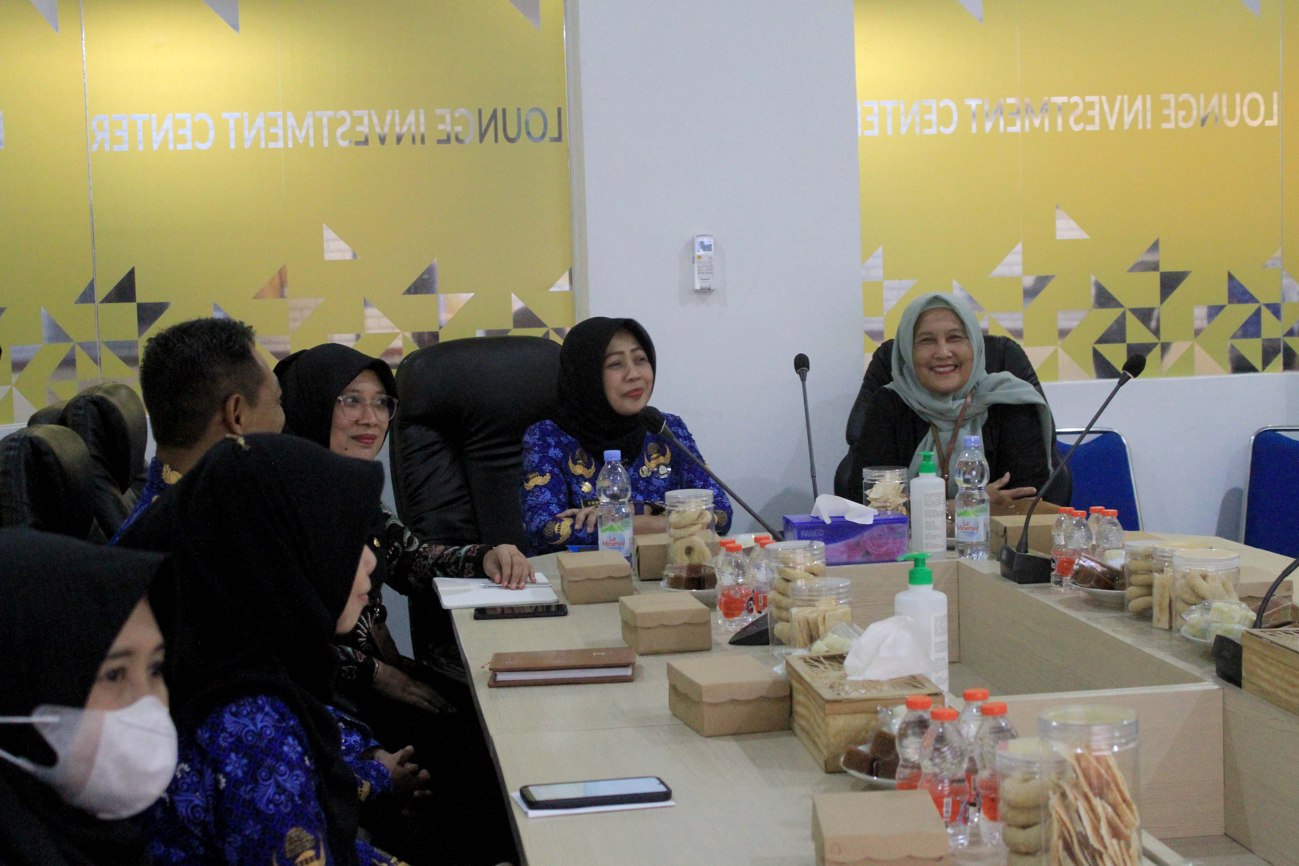BERBAGI ILMU: DPMPTSP Magetan menerima kunjungan kerja DPMPTSP Banyumas berikut para personel MPP mereka, kemarin (17/5). (AJI PUTRA/RADAR MAGETAN)