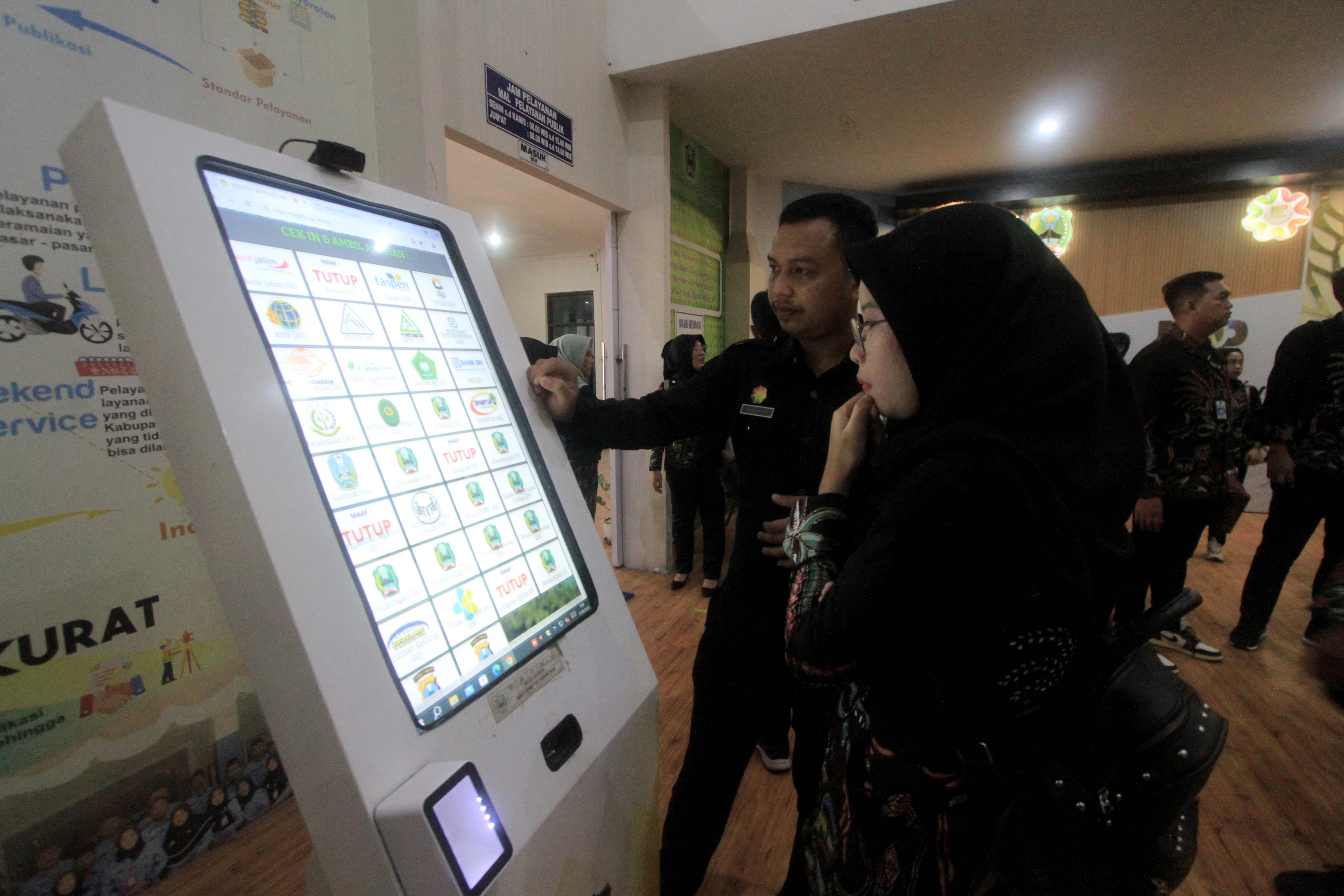 BERBAGI ILMU: DPMPTSP Magetan menerima kunjungan kerja DPMPTSP Banyumas berikut para personel MPP mereka, kemarin (17/5). (AJI PUTRA/RADAR MAGETAN)