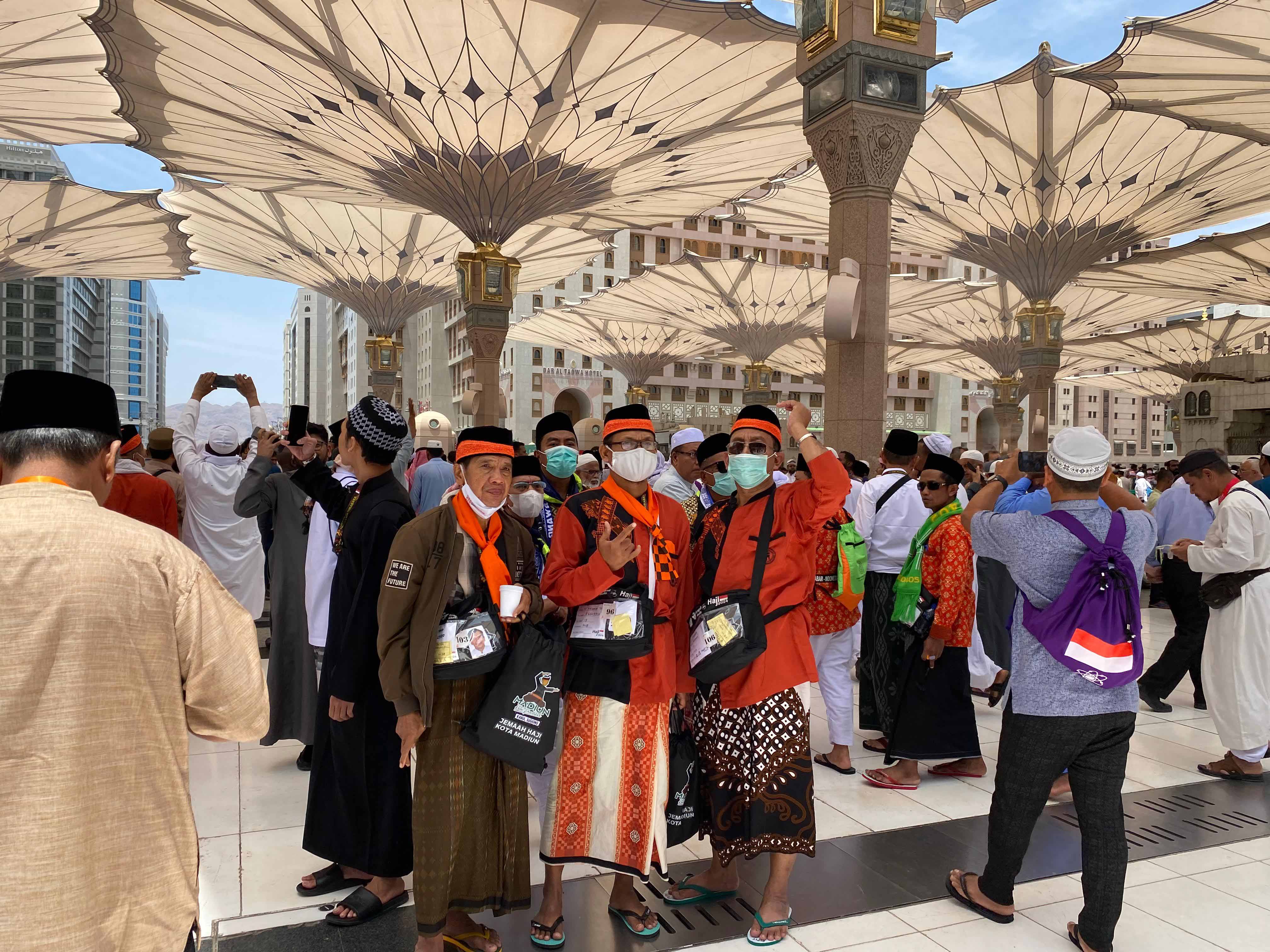 TAMU ALLAH: Sejumlah calon jemaah haji dari Kota Madiun ketika jalan-jalan di pelataran Masjid Nabawi kemarin (17/5). (TPHD KOTA MADIUN)