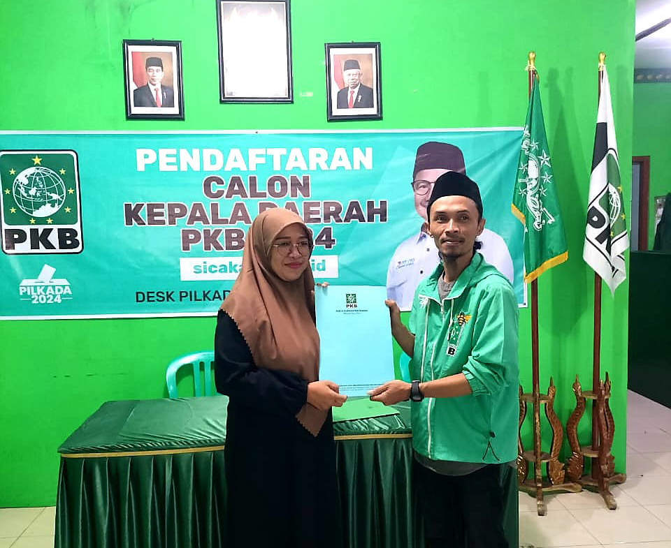 KEMBALIKAN BERKAS: Ida Yuhana Ulfa menyerahkan berkas pendaftaran sebagai bakal calon bupati ke DPC PKB.