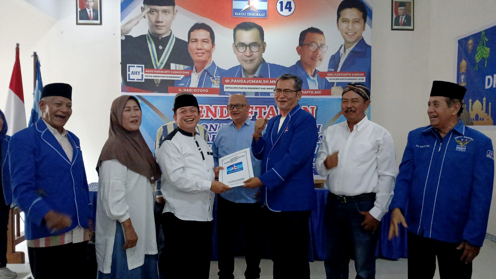 MARATON: Tikno, ketua DPC Hanura Magetan, mengambil berkas penjaringan bakal calon di DPC Demokrat. Ia sebelumnya mengembalikan berkas ke kantor DPC PDIP.