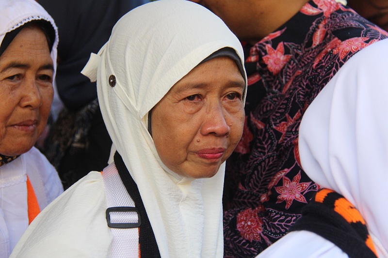 HARU: Salah seorang CJH Ngawi saat pemberangkatan di Pendapa Wedya Graha, Kamis (16/5).