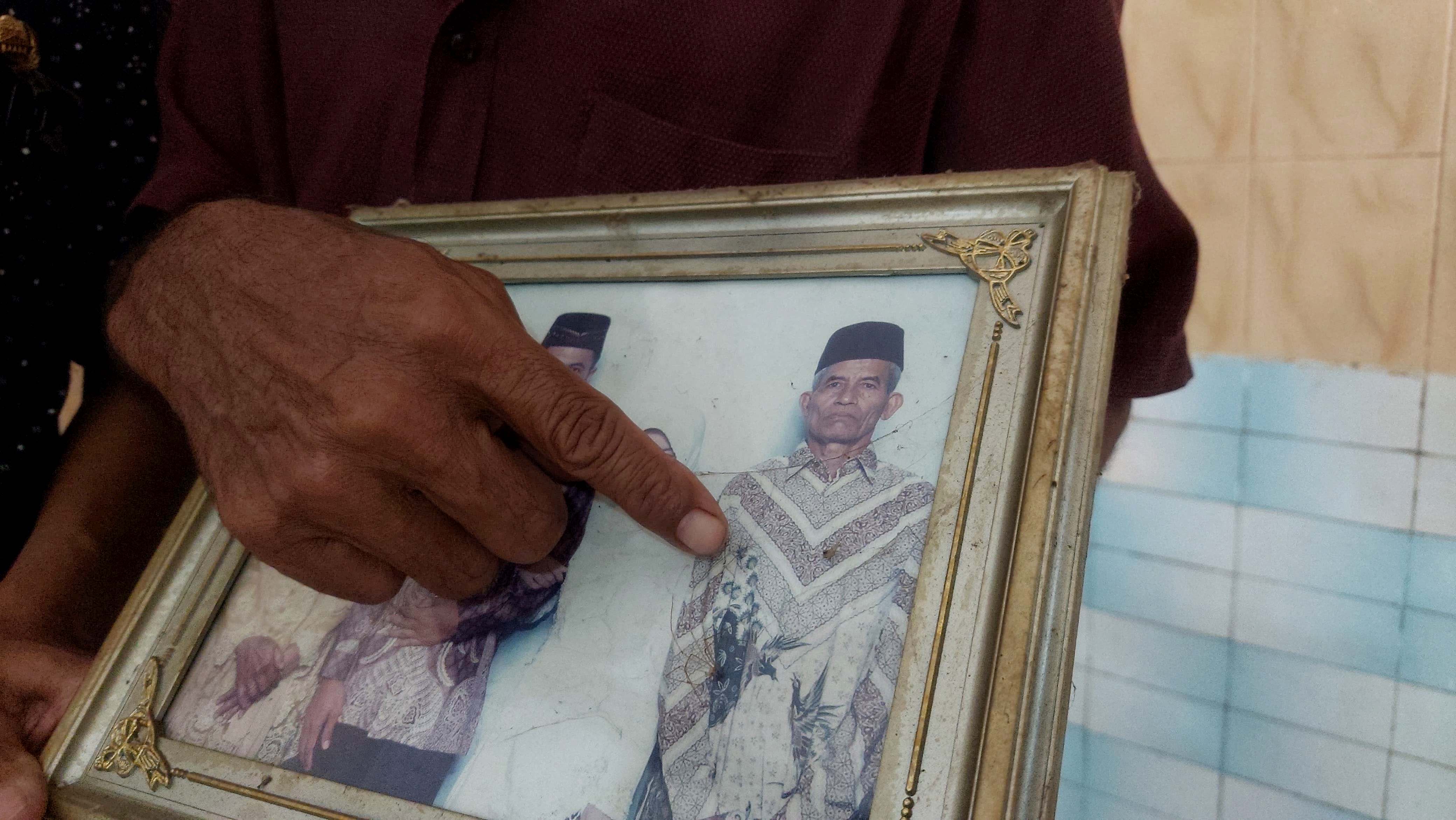 WAFAT: Potret CJH Sastrowiryo, 79 warga Desa Sukolilo, Kecamatan Jiwan yang meninggal dunia di Surabaya jelang penerbangan ke Tanah Suci. (DIAN RAHAYU/RADAR CARUBAN)