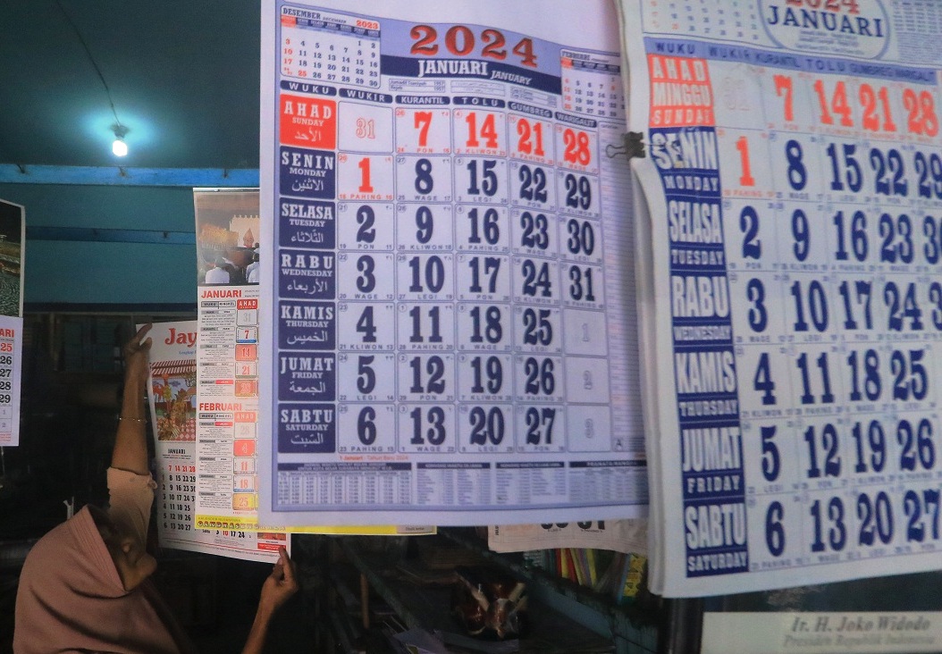 TELUNG JINIS: Gambar kalender komplet, masehi, hijriyah lan Jawa. (DOKUMEN/RADAR MADIUN)