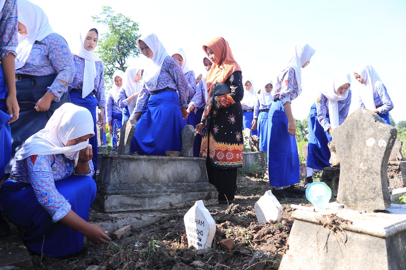 MENINGGAL DUNIA : Suasana haru menyelimuti warga SMPN 1 Balong saat ziarah ke makam Ilham Nugroho, korban ledakan mercon balon udara, Kamis (16/5).