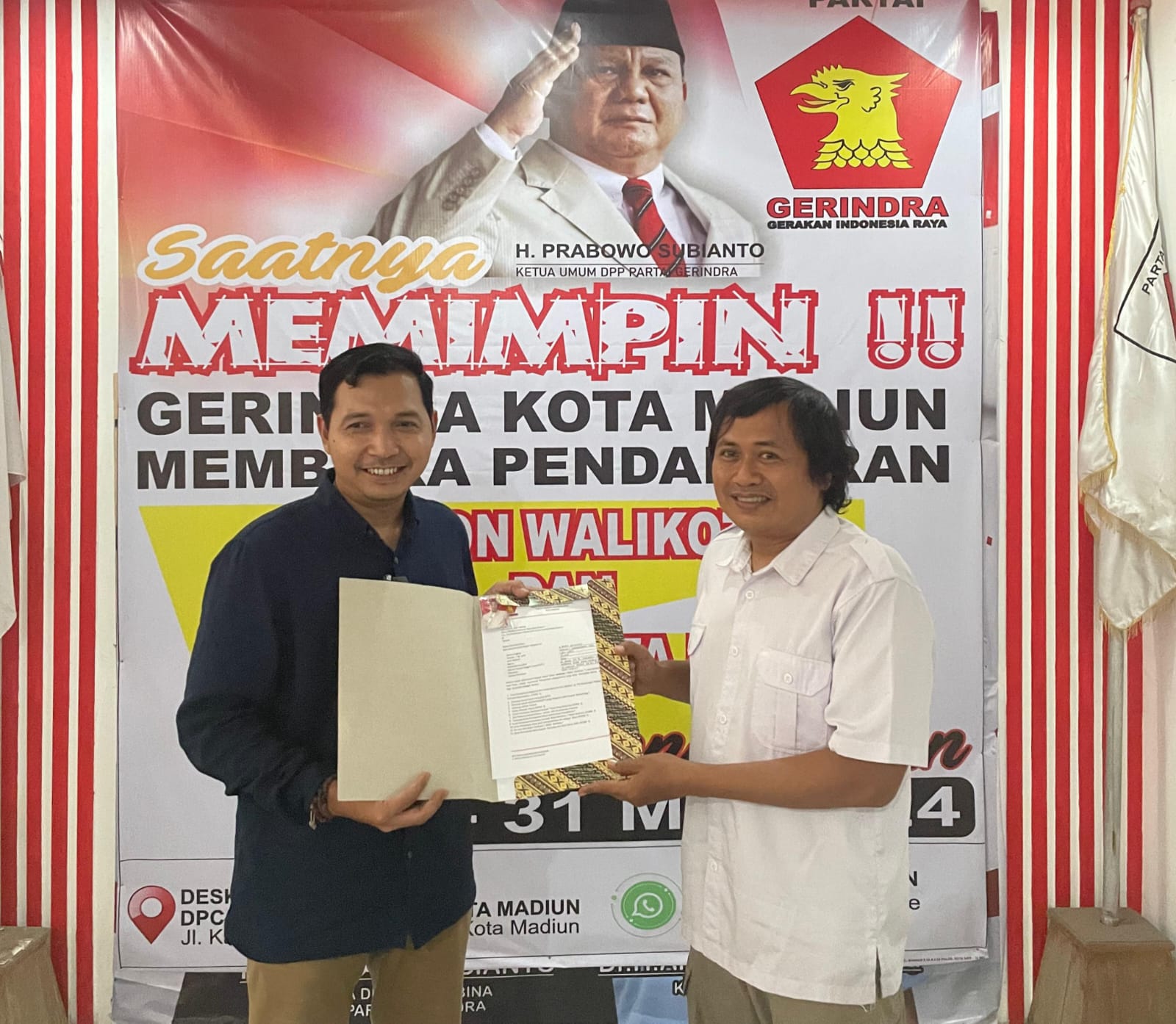 Ketua DPD PSI Kota Madiun F Bagus Panuntun (kiri) menyerahkan berkas formulir pendaftaran bacawawali ke Gerindra, Sabtu (18/5). (ISTIMEWA)