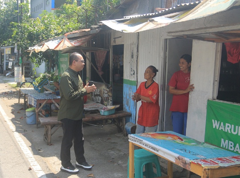 GAWE SUSAH: (Pj) Wali Kota Madiun Eddy Supriyanto nekani salah siji TKP pengrusakan wingi. (BAGAS BIMANTARA/RADAR MADIUN)