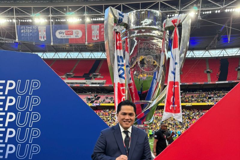 GEMBIRA: Erick Thohir merayakan promosi Oxford United ke Divisi Championship. (INSTAGRAM)